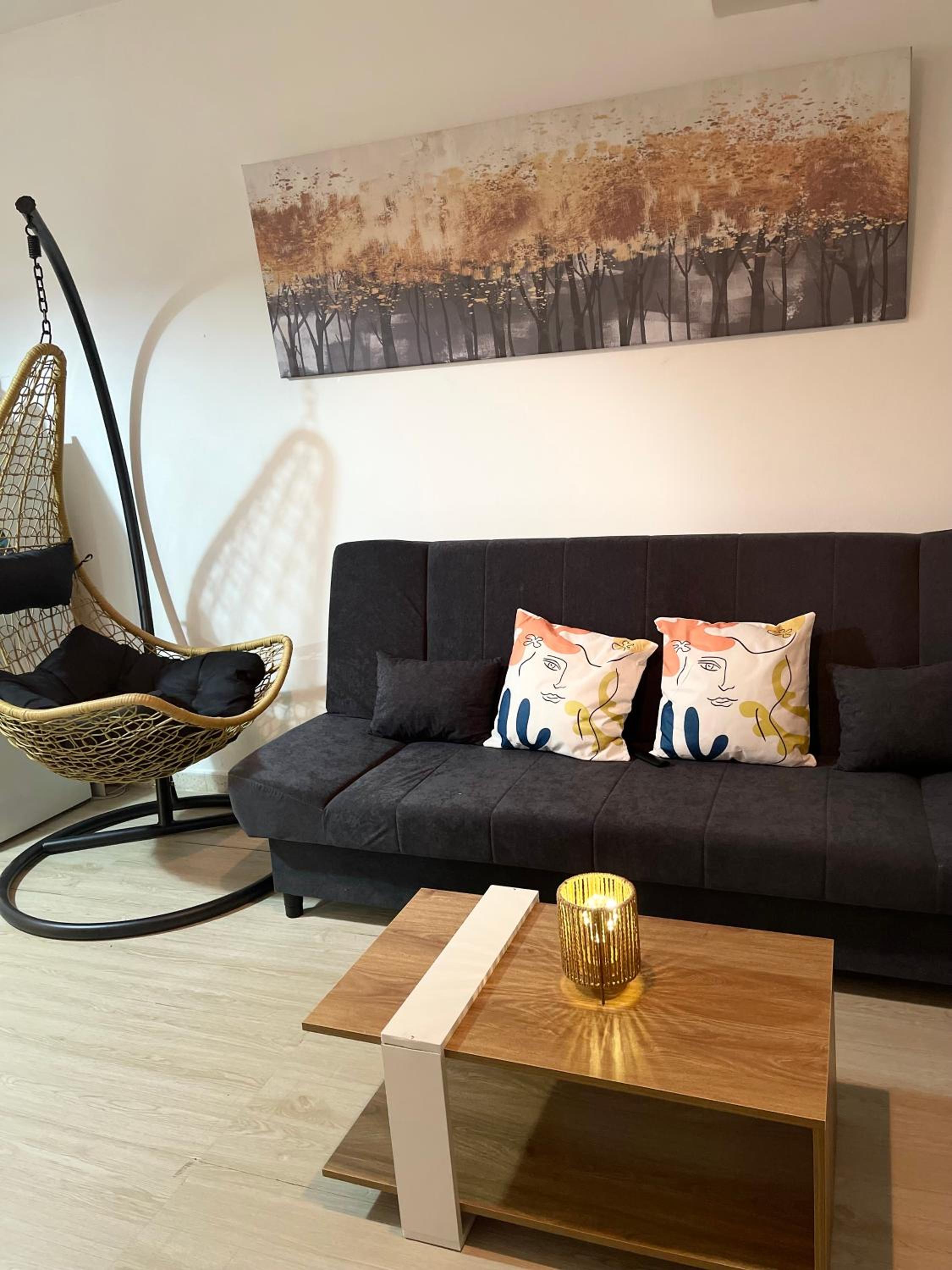 Ibiscus Pool & Garden Apartment Walk to Beach, Harbour & Castle, Kato Paphos