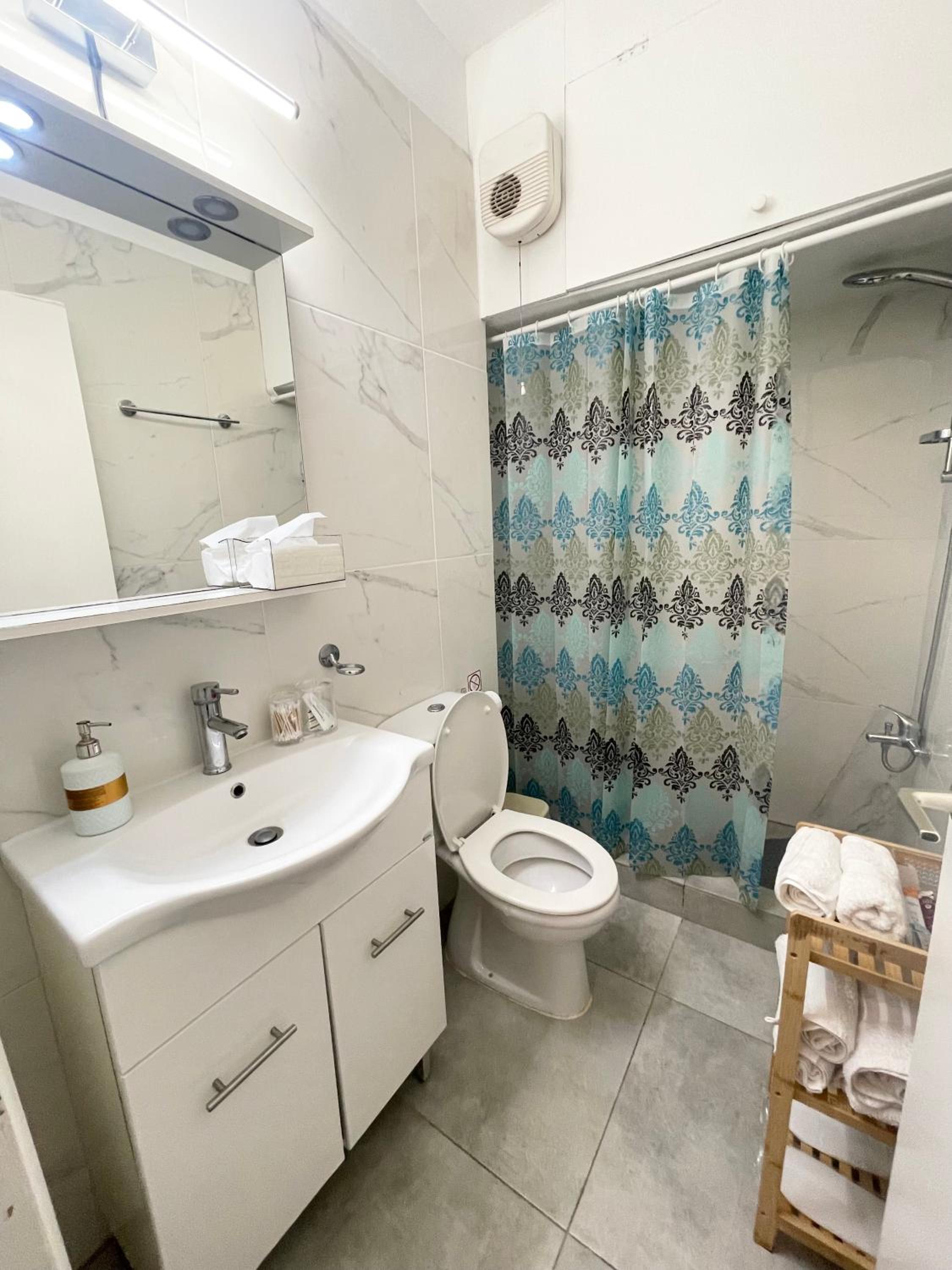 Ibiscus Pool & Garden Apartment Walk to Beach, Harbour & Castle, Kato Paphos