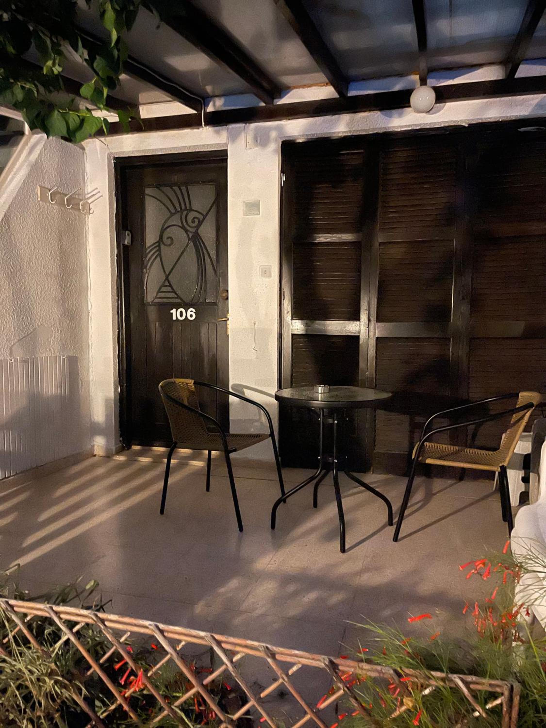 Ibiscus Pool & Garden Apartment Walk to Beach, Harbour & Castle, Kato Paphos