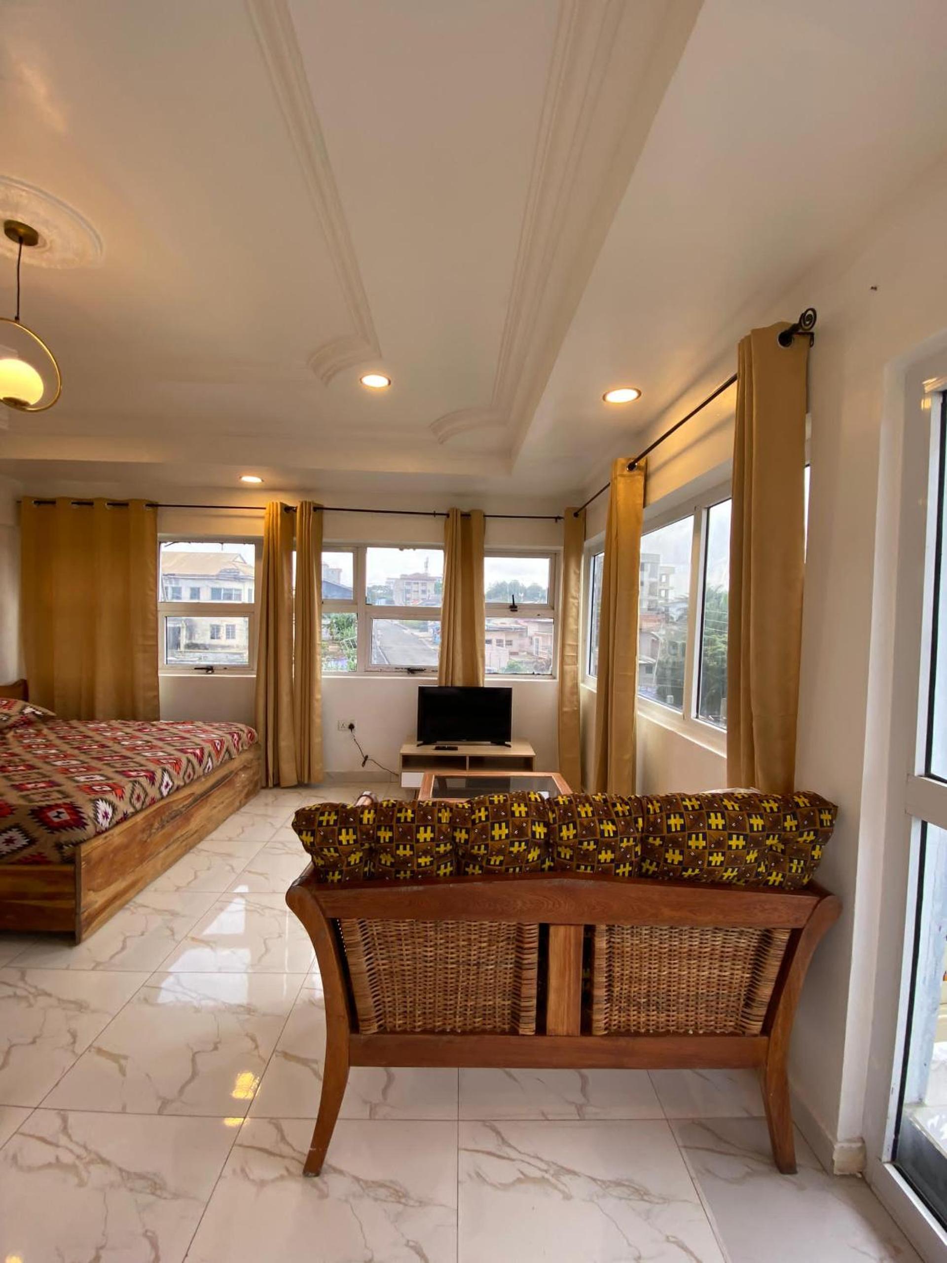 Big studio with balcony in Osu Accra view 4