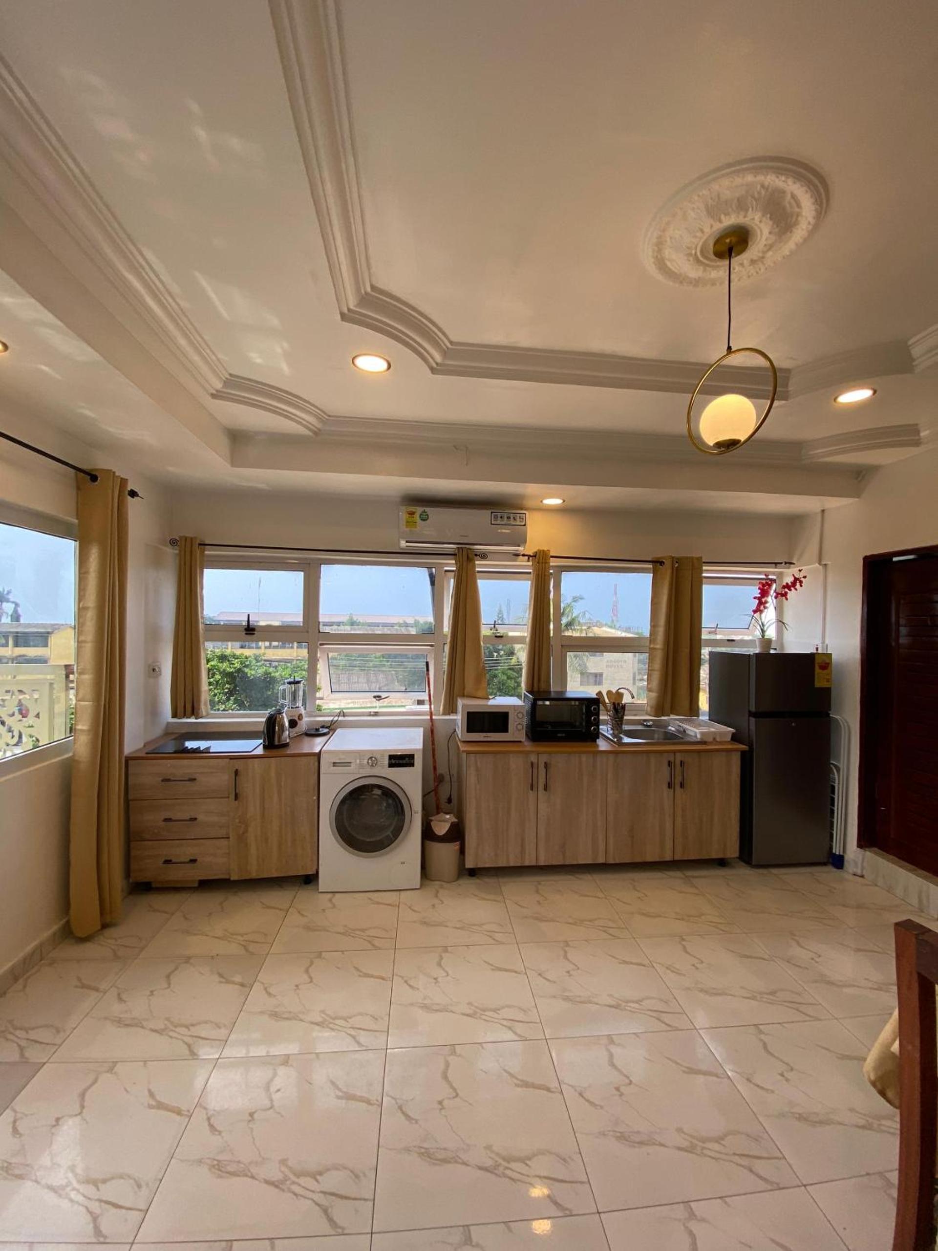 Big studio with balcony in Osu Accra view 2
