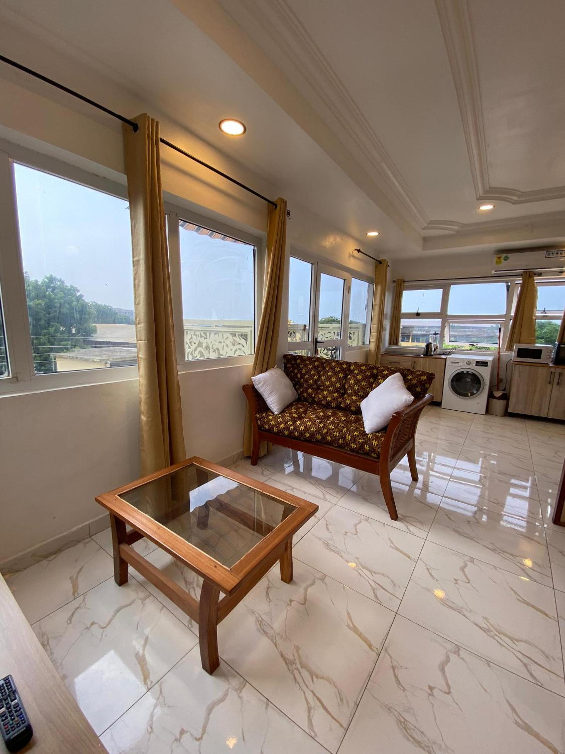 Big studio with balcony in Osu Accra view 3