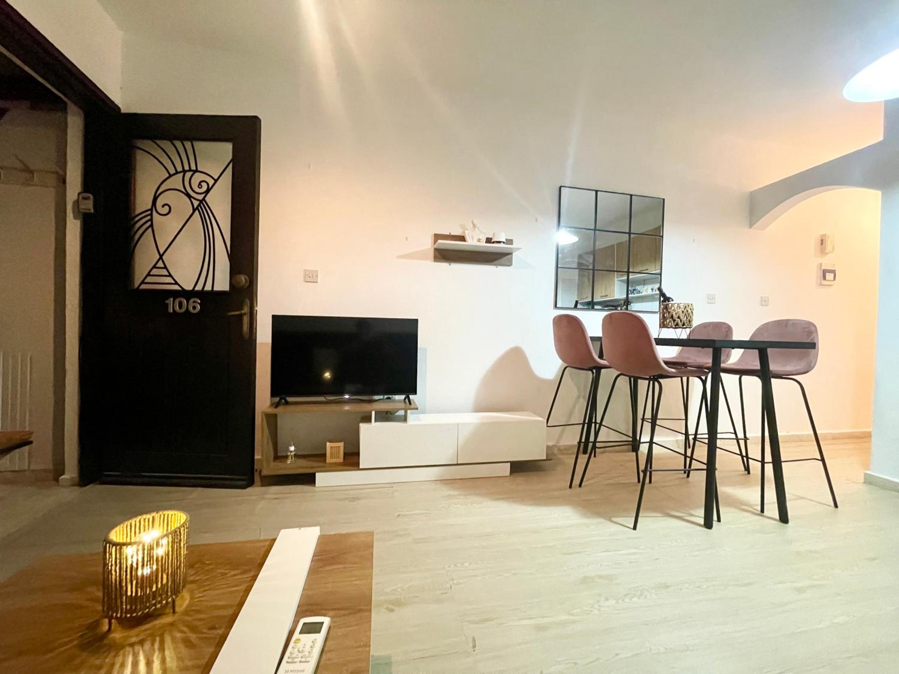 Ibiscus Pool & Garden Apartment Walk to Beach, Harbour & Castle, Kato Paphos