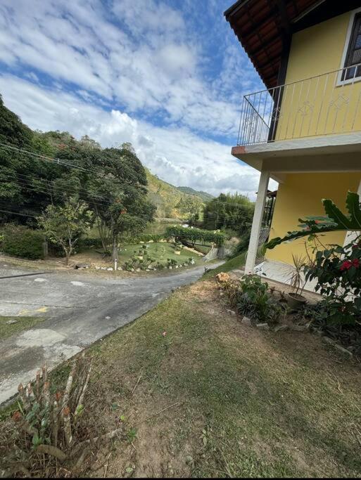 Casa tipo apartamento em Condomínio Miguel Pereira