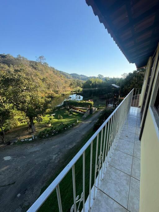 Casa tipo apartamento em Condomínio Miguel Pereira