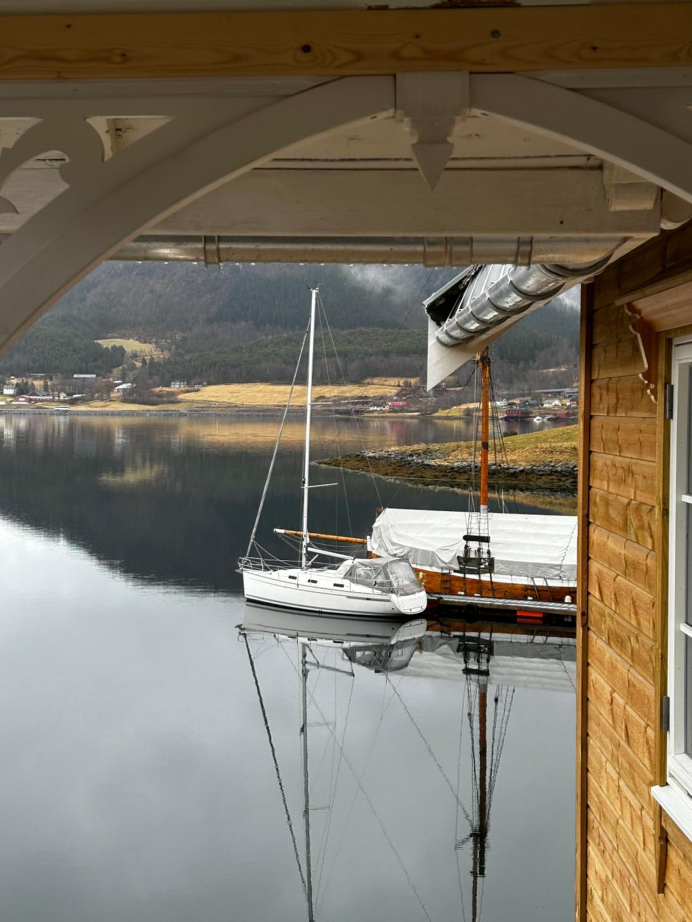 Handelsmannens hus ved Otnesbrygga, Valsøyfjord