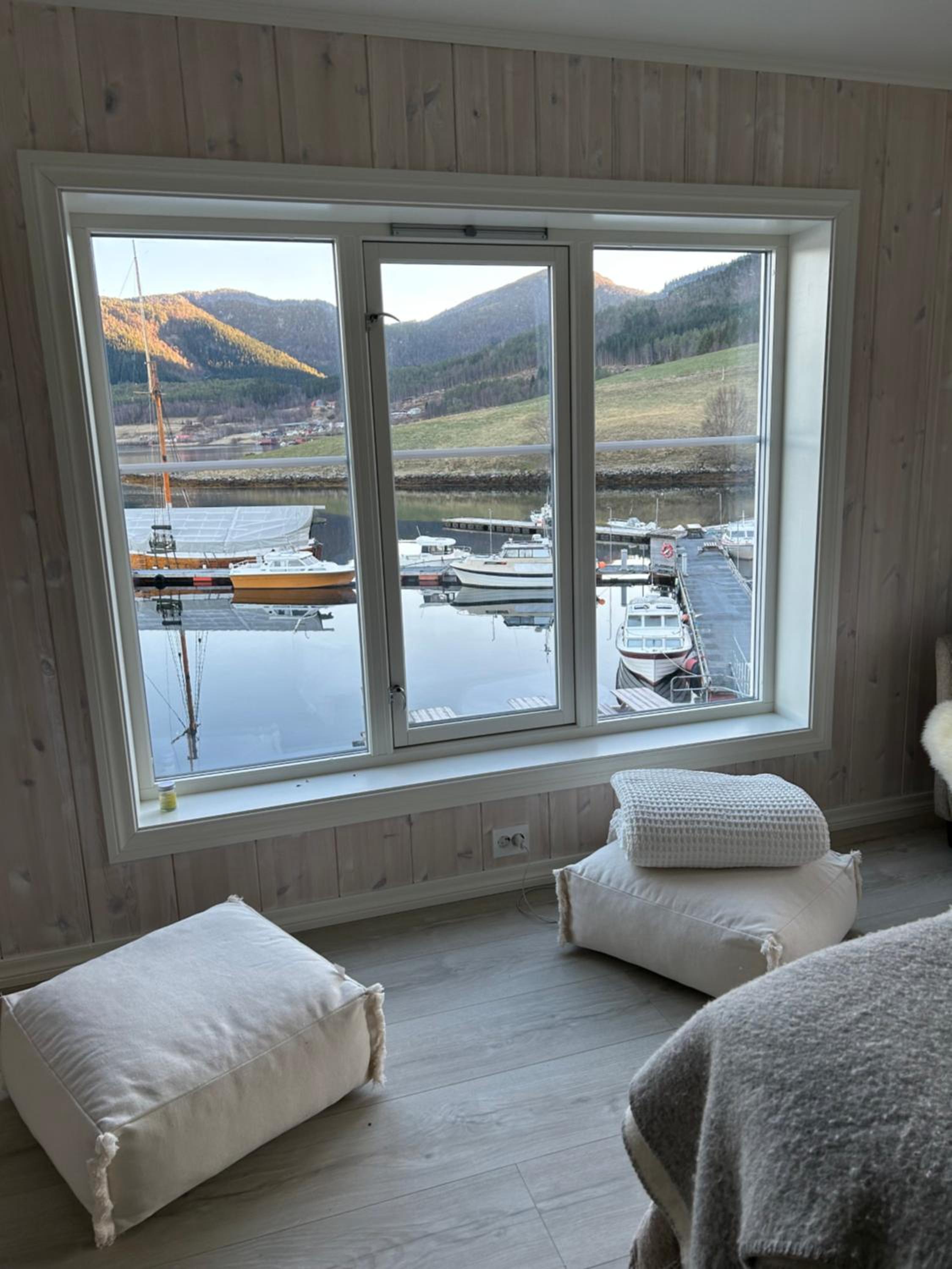 Handelsmannens hus ved Otnesbrygga, Valsøyfjord