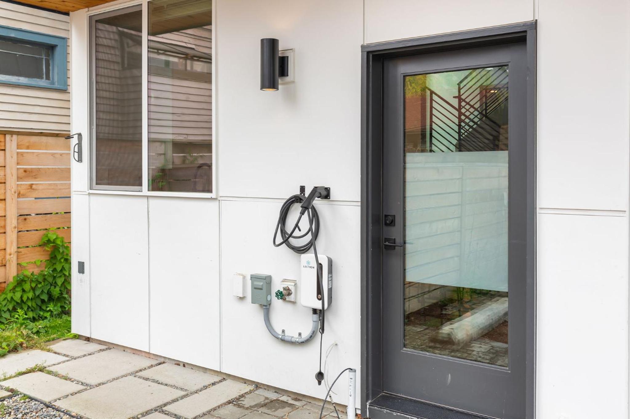 Modern Walkable Wallingford Gem