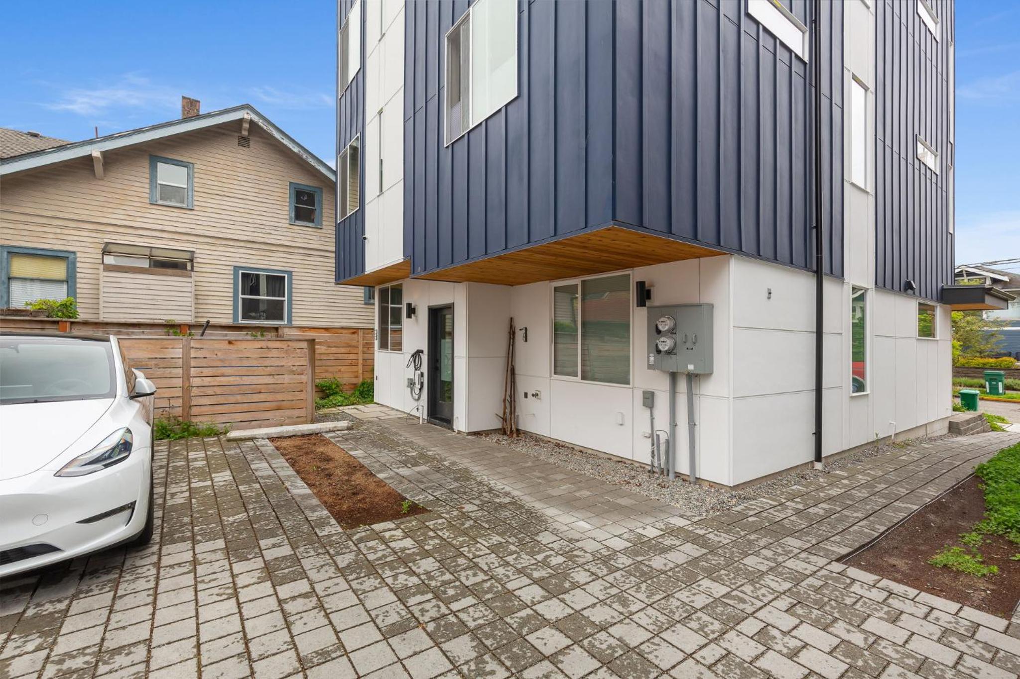 Modern Walkable Wallingford Gem