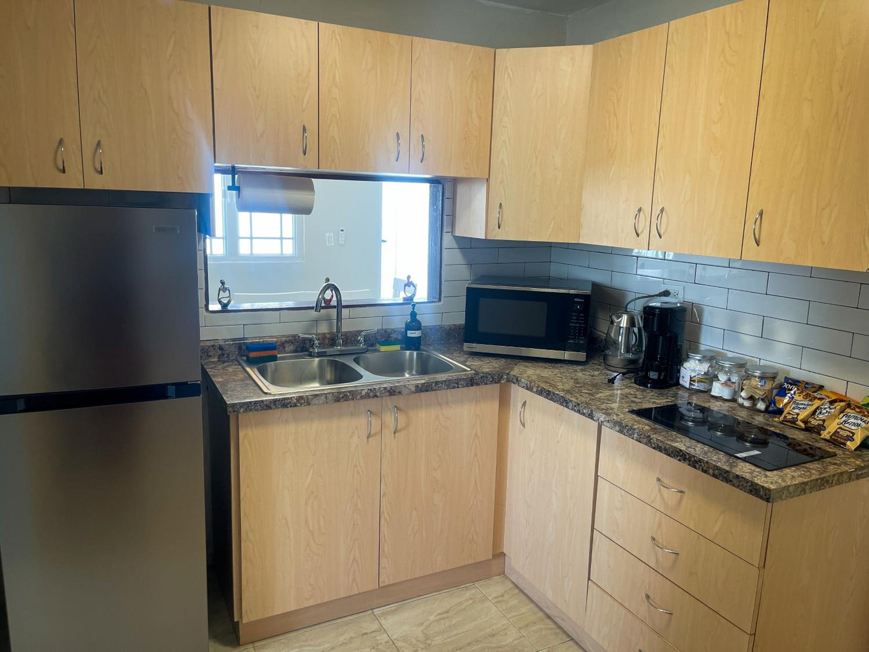 Comfortable Home for 6 Near Airport & Beaches view 5