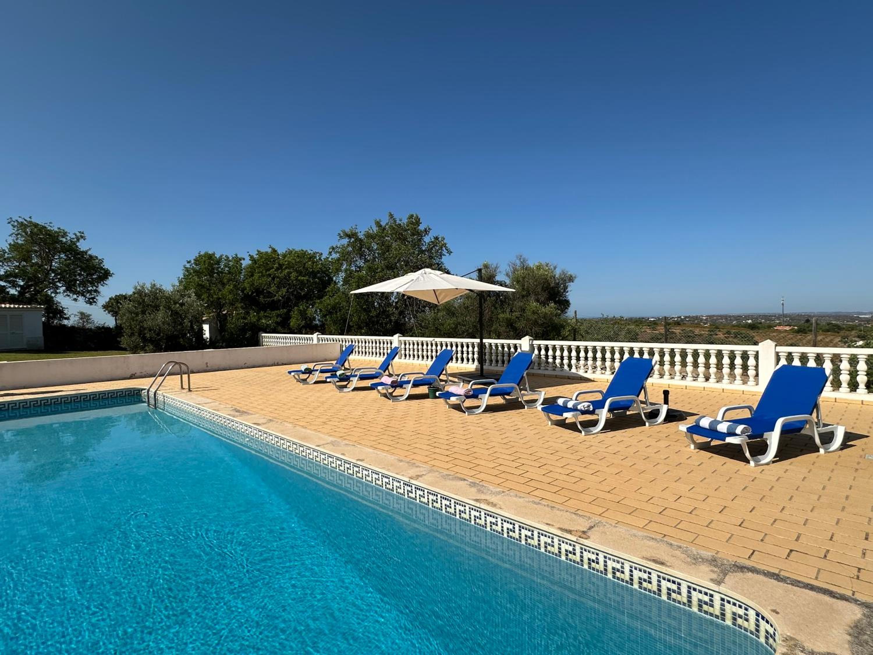 BnB Homes Luxurious Villa Stardust with Swimming pool & BBQ for Family Fun view 2