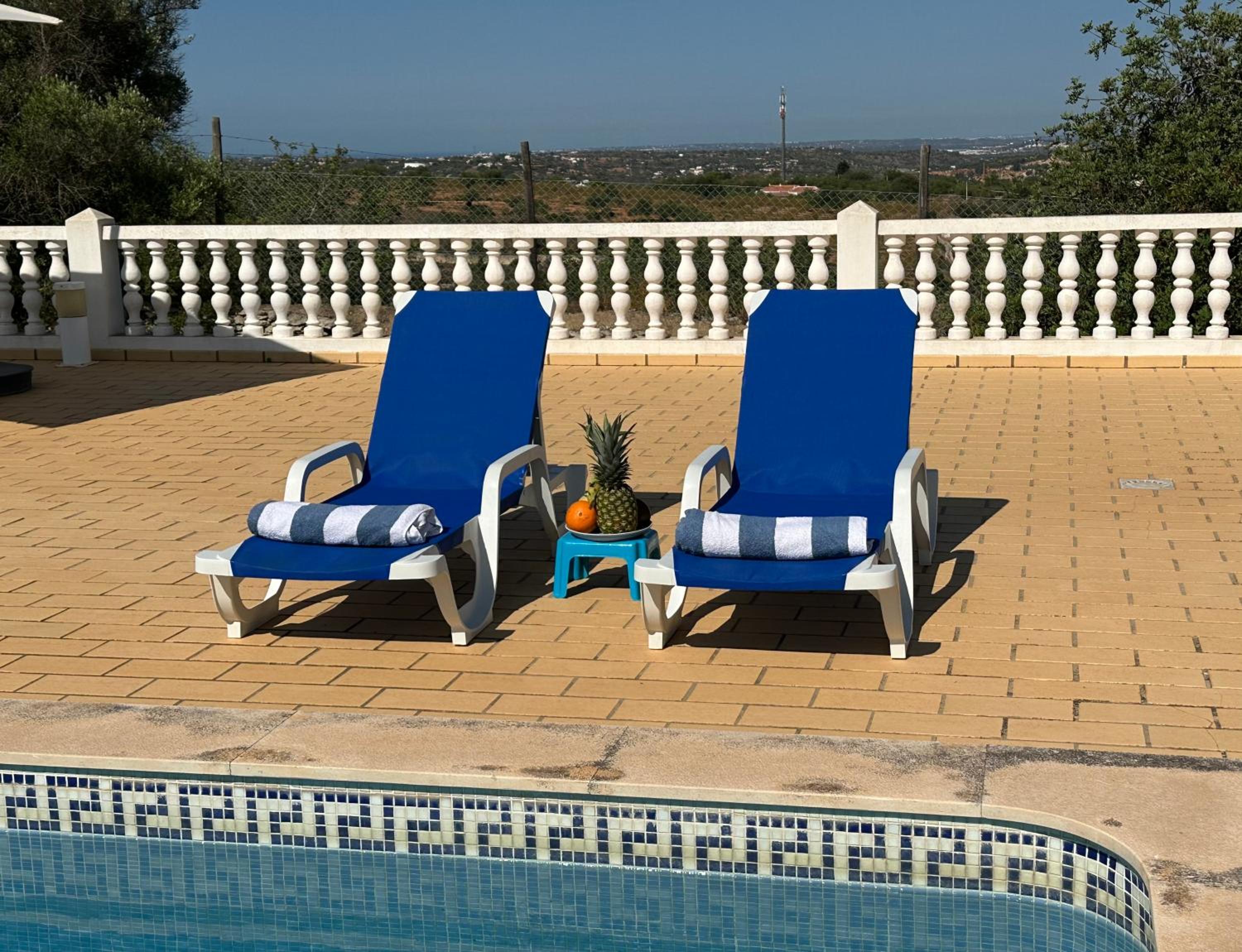 BnB Homes Luxurious Villa Stardust with Swimming pool & BBQ for Family Fun view 3