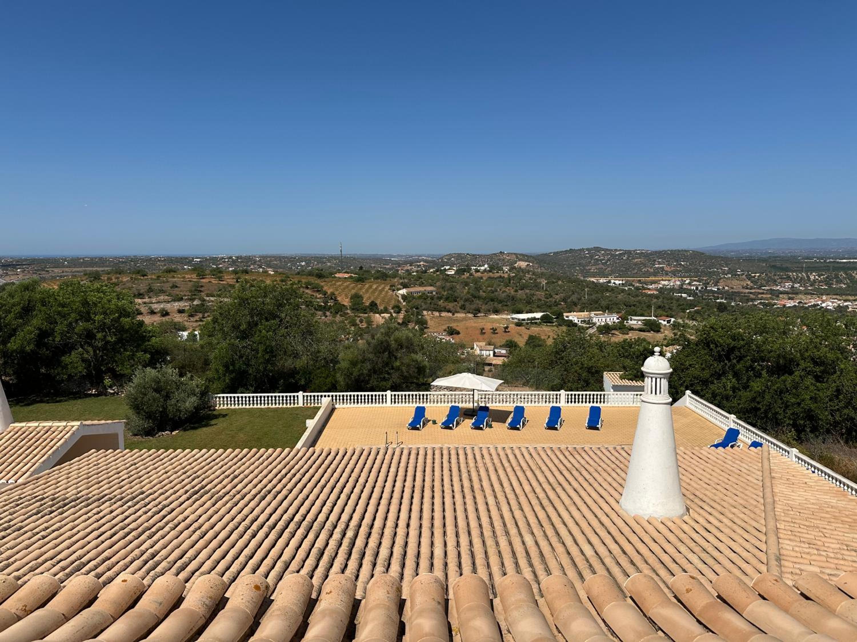 BnB Homes Luxurious Villa Stardust with Swimming pool & BBQ for Family Fun view 4