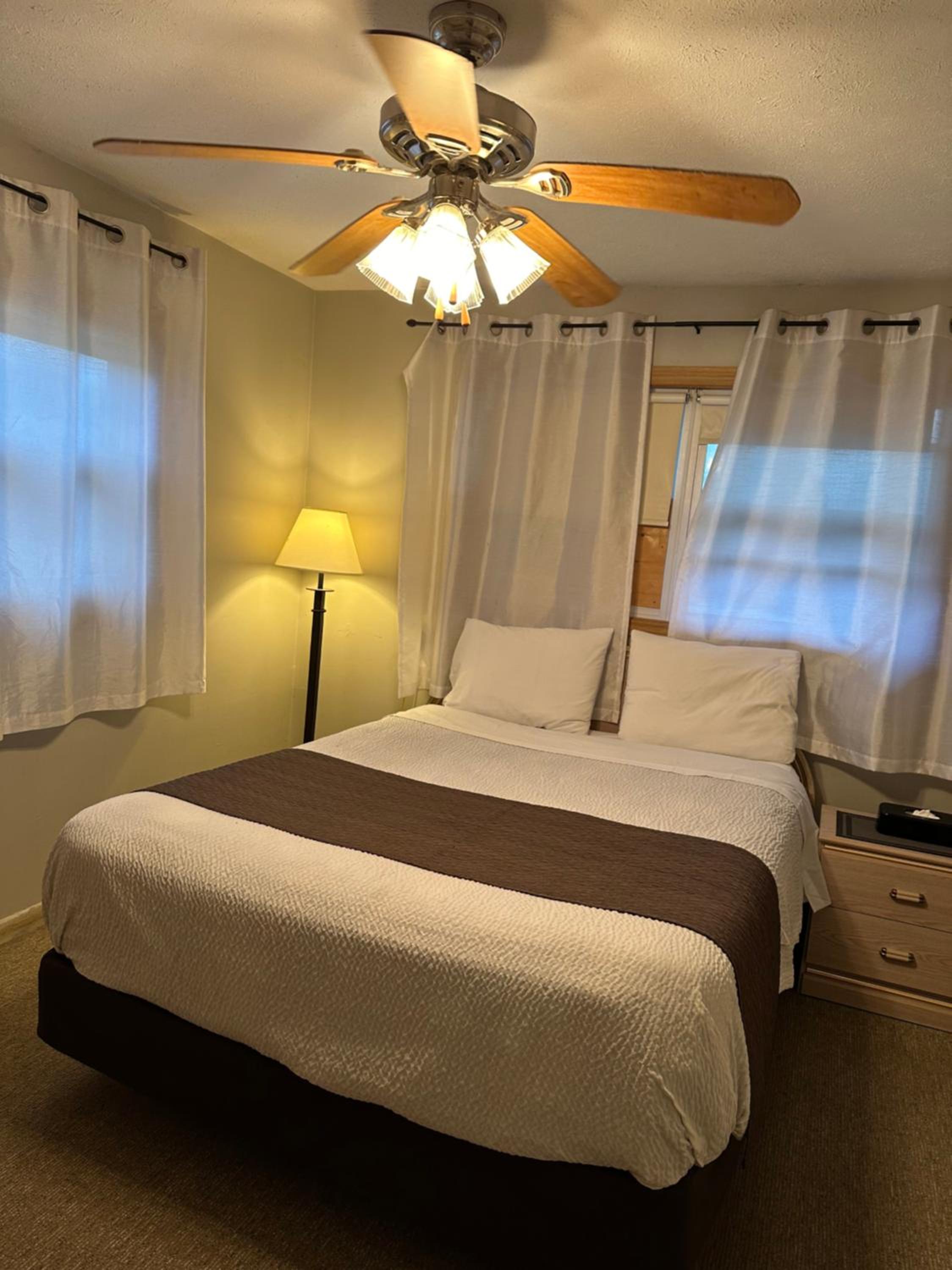 Lakeview Motel & Cottage