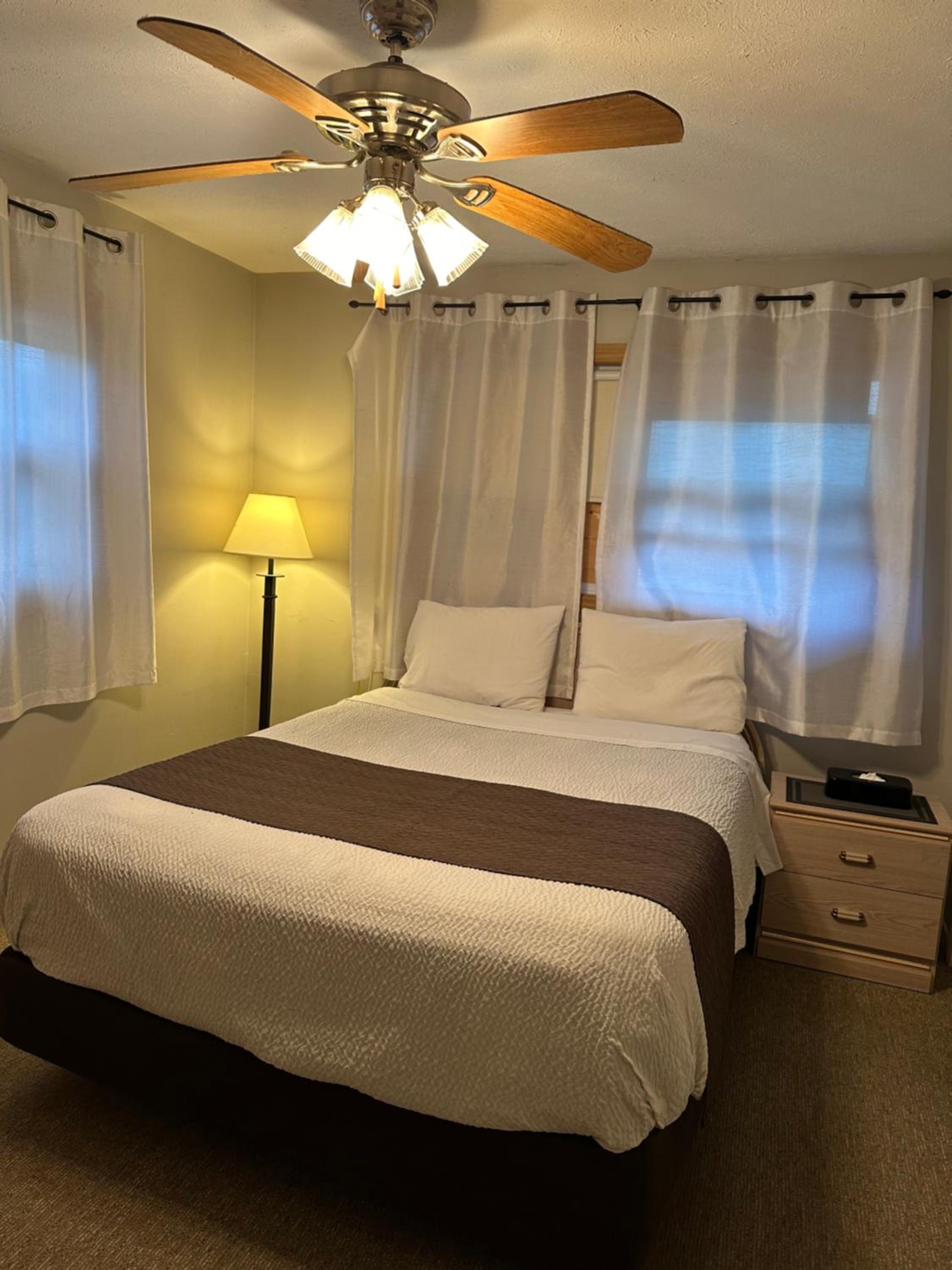 Lakeview Motel & Cottage