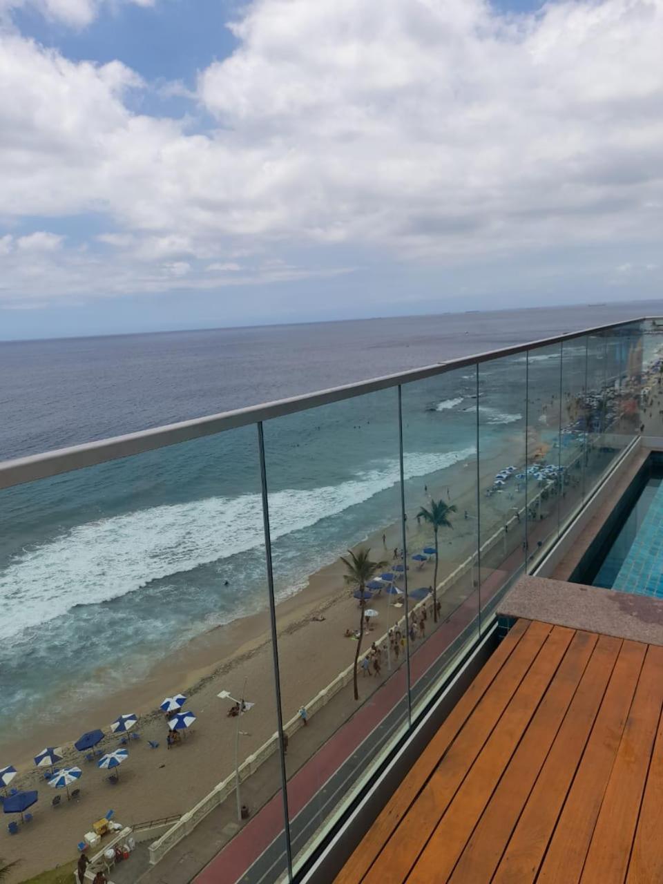 Apartamento na Barra! Prédio frente mar ! Expresso 2222