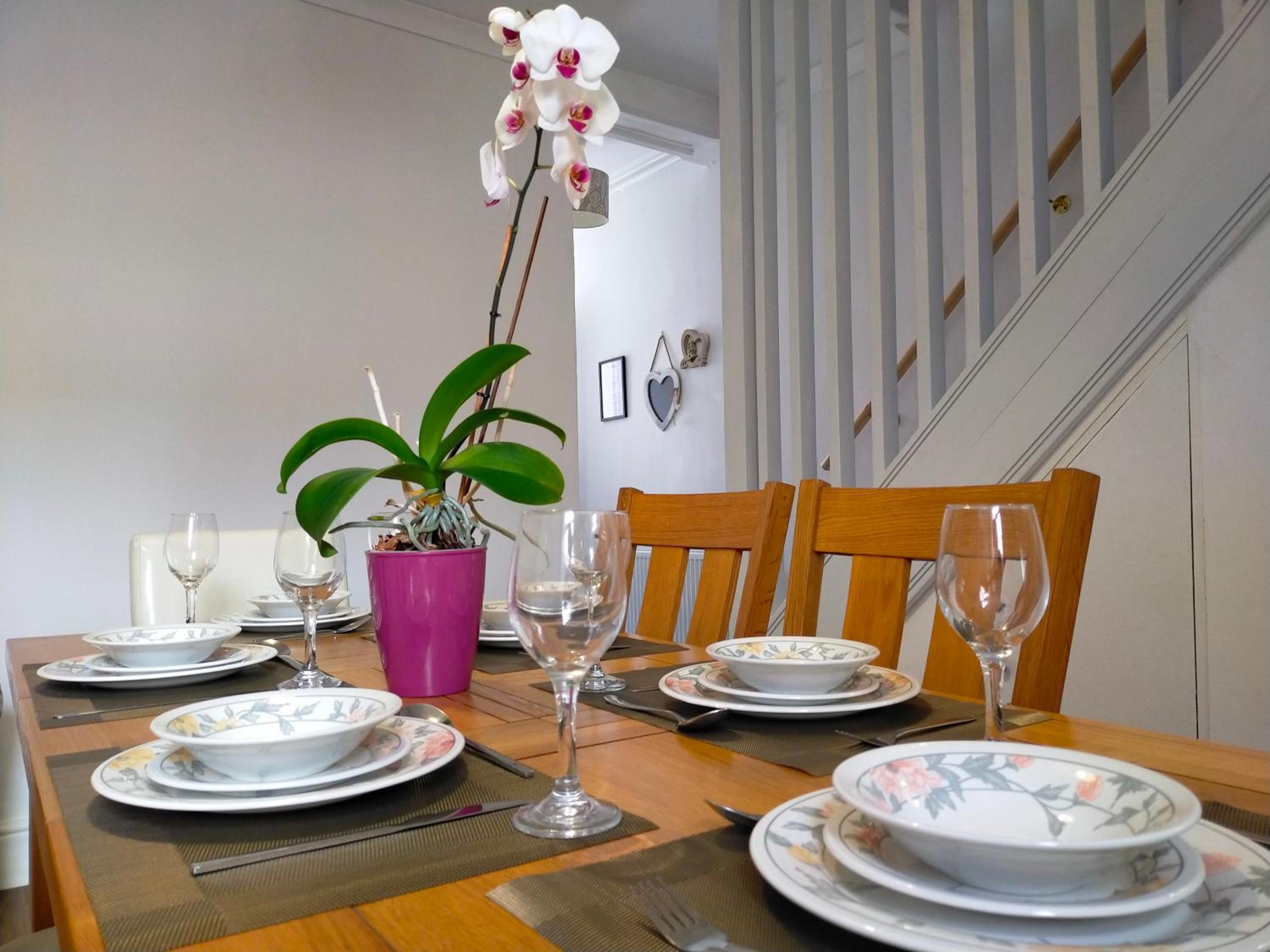 Newly Renovated 3 Bedroom House, 6 beds with 2 showers, near University Town Centre view 3