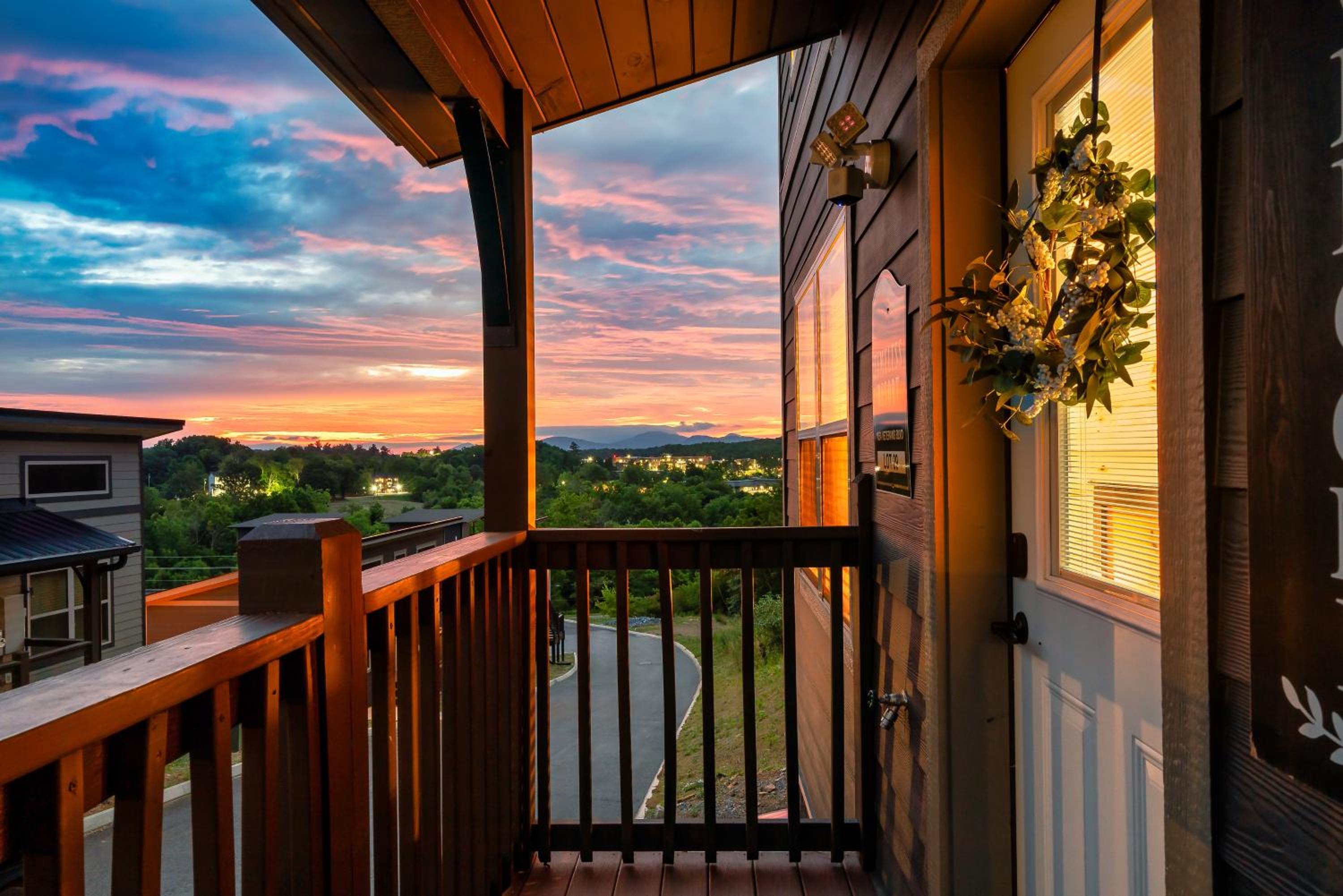 Family or couple retreat next to Downtown, Dollywood & Smoky Mountains! view 4