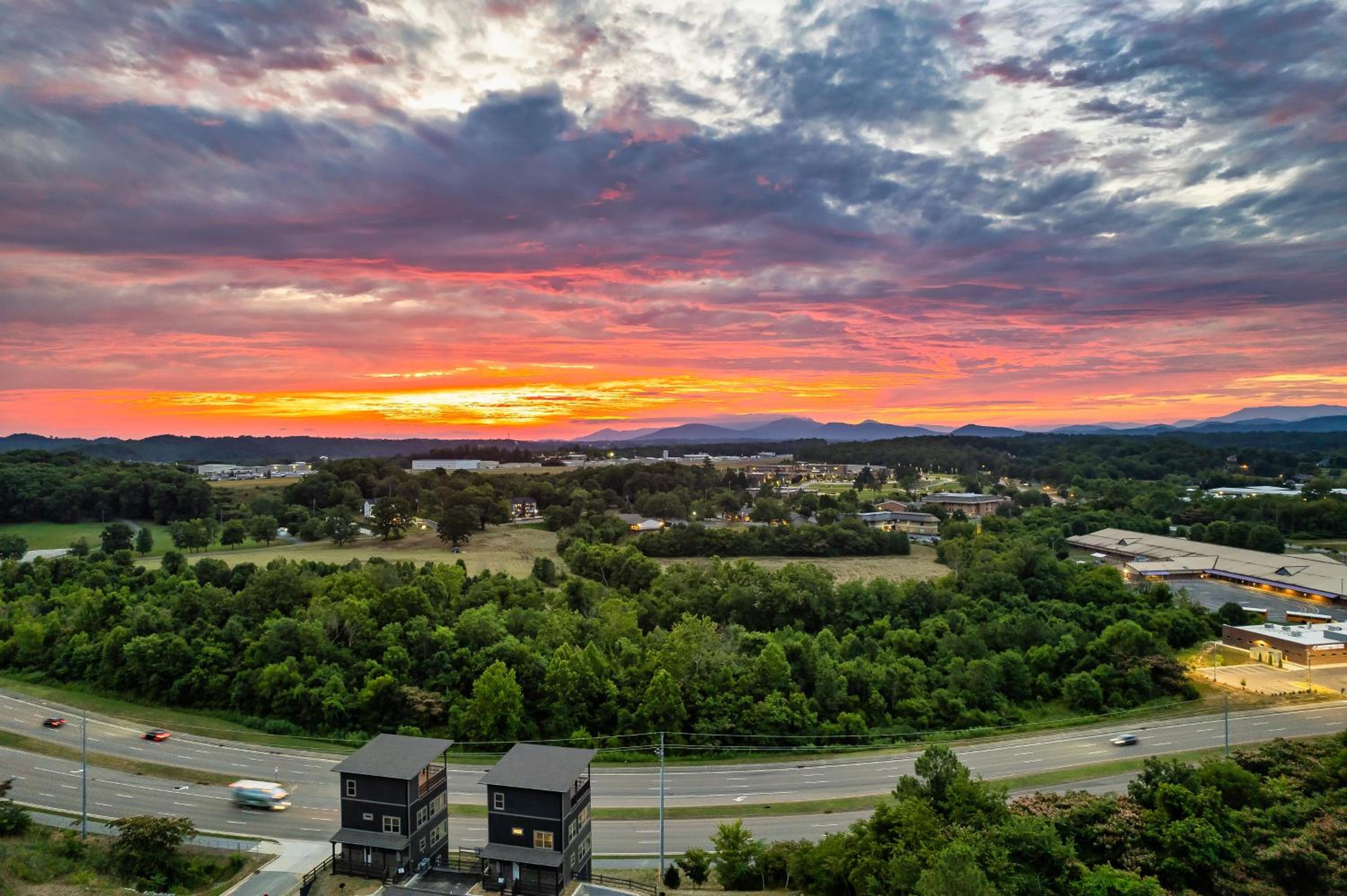 Family or couple retreat next to Downtown, Dollywood & Smoky Mountains! view 3
