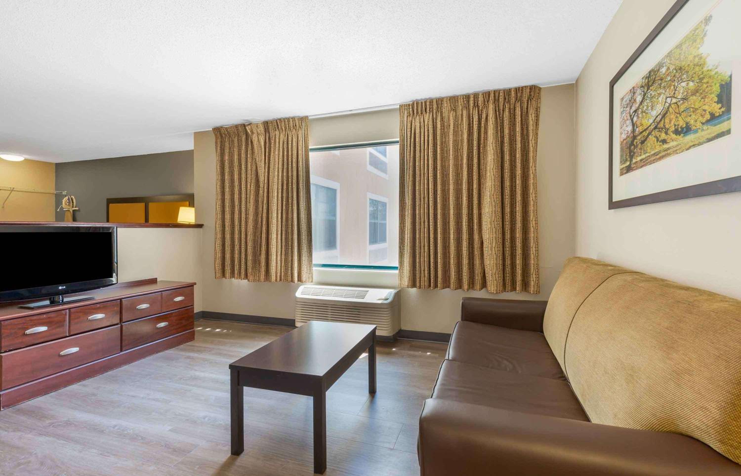 Detroit Vacations - Extended Stay America Select Suites - Detroit - Sterling Heights - Property Image 2