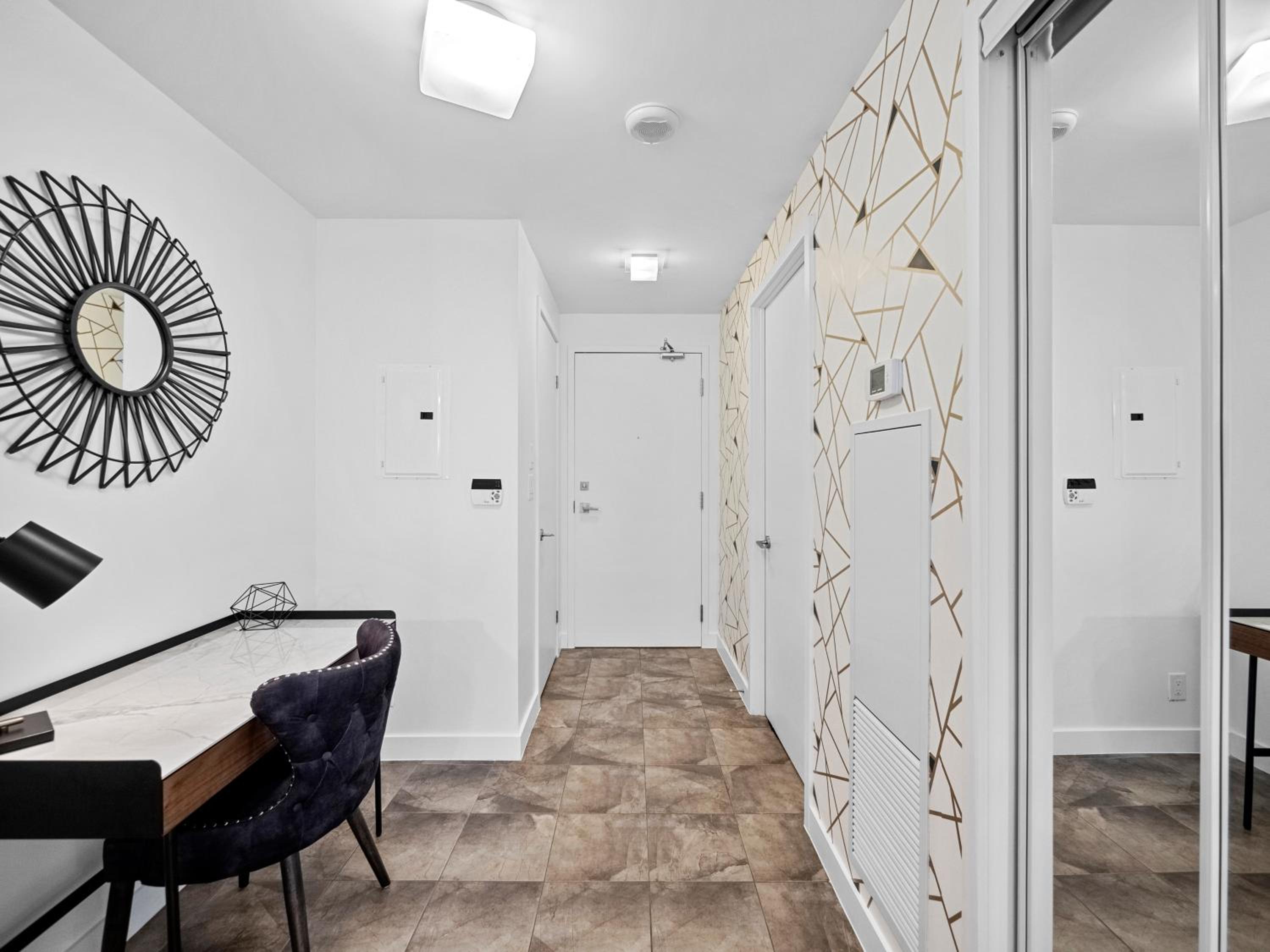 Delta Suites - In Downtown Toronto, Opposite Scotiabank Arena, CN Tower, Rogers Centre & MTCC