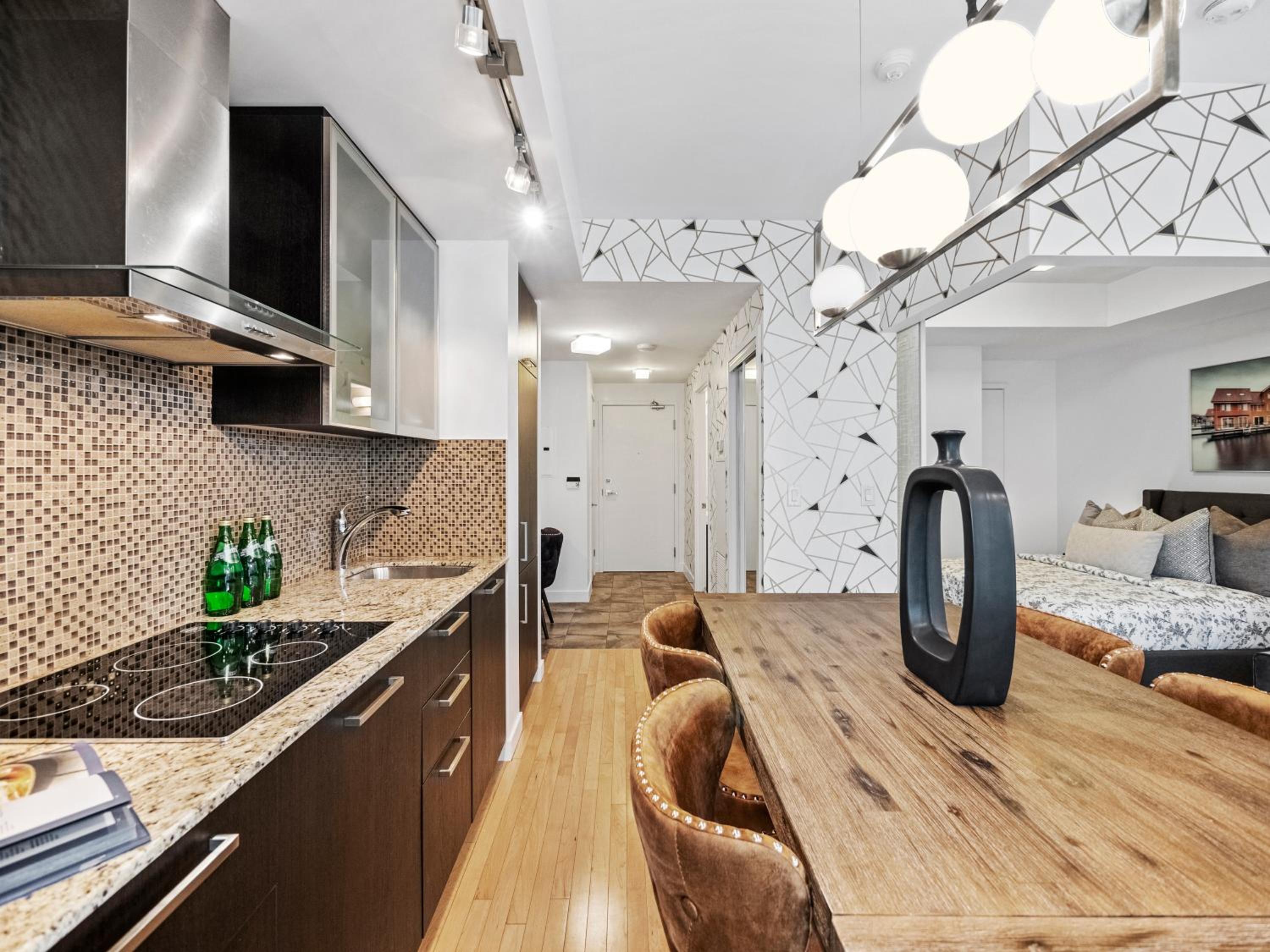 Delta Suites - In Downtown Toronto, Opposite Scotiabank Arena, CN Tower, Rogers Centre & MTCC