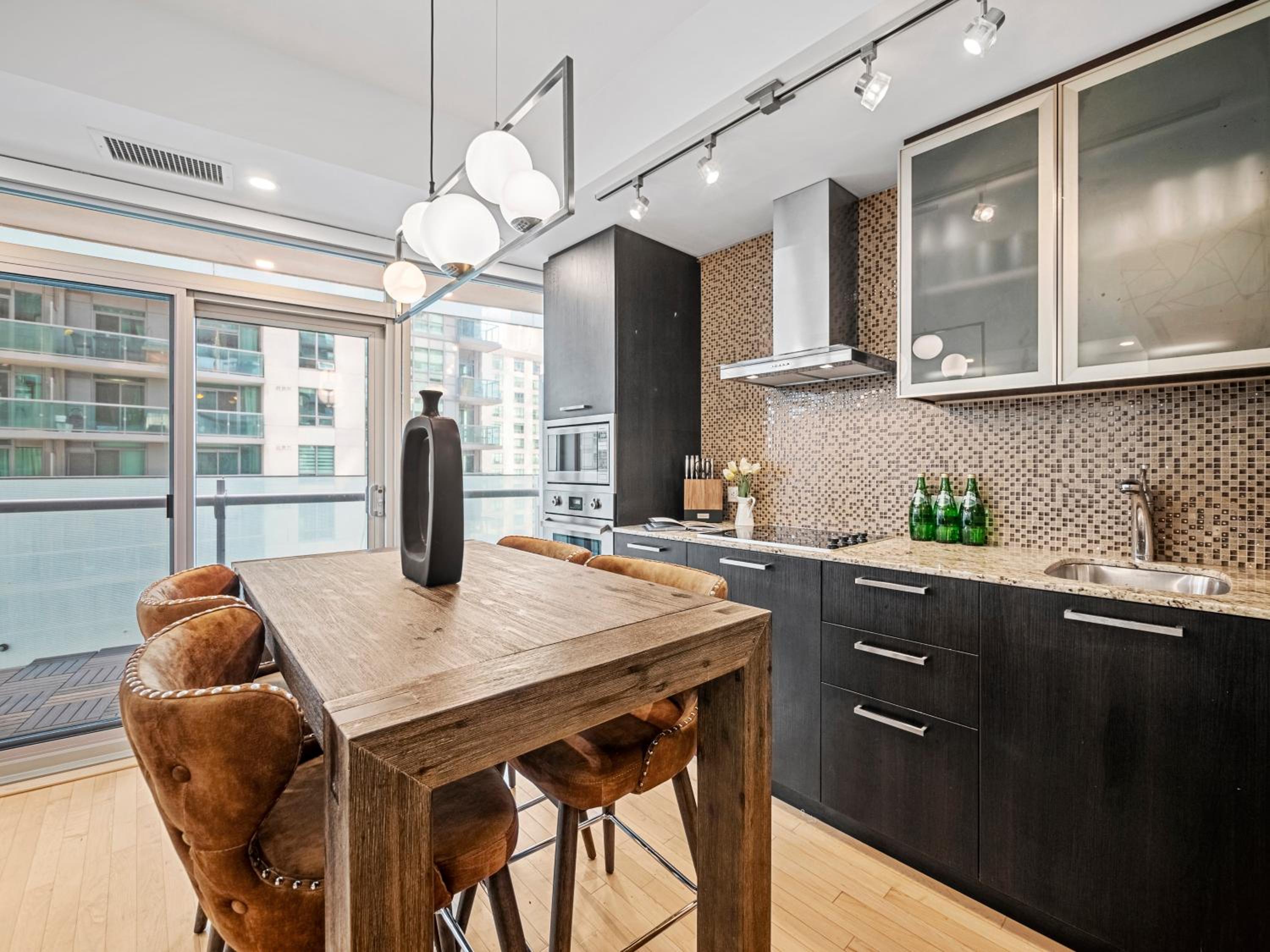 Delta Suites - In Downtown Toronto, Opposite Scotiabank Arena, CN Tower, Rogers Centre & MTCC