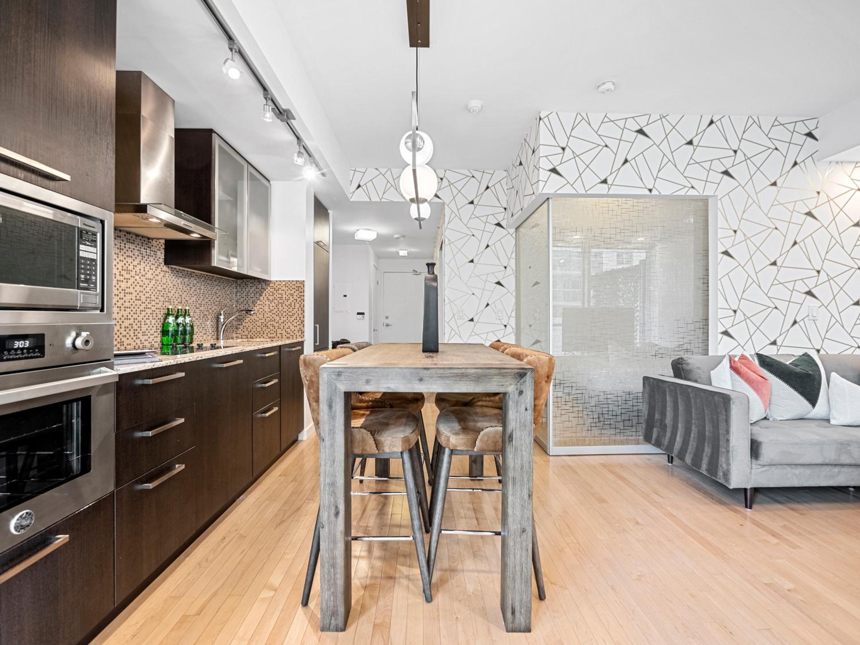 Delta Suites - In Downtown Toronto, Opposite Scotiabank Arena, CN Tower, Rogers Centre & MTCC