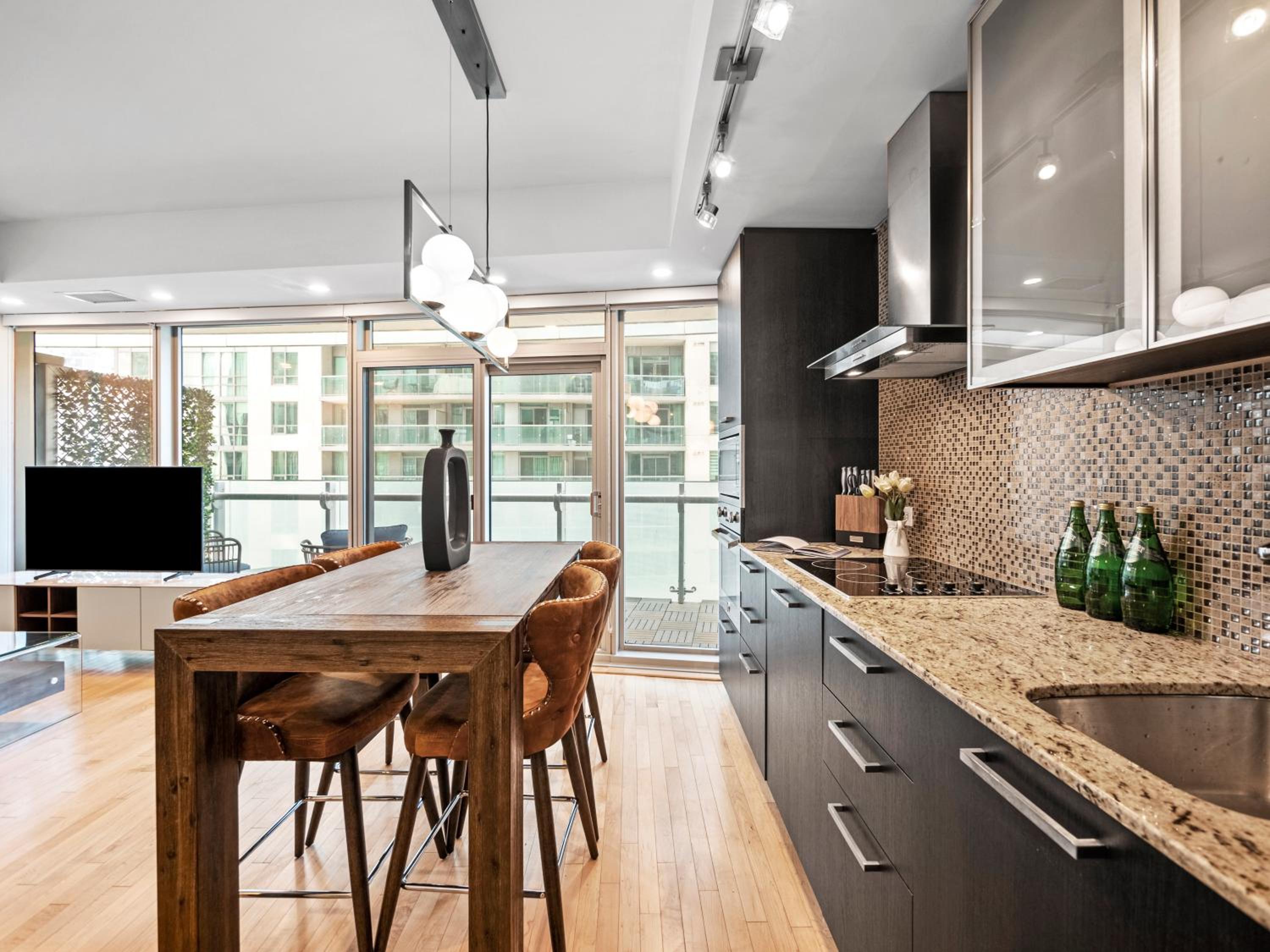 Delta Suites - In Downtown Toronto, Opposite Scotiabank Arena, CN Tower, Rogers Centre & MTCC
