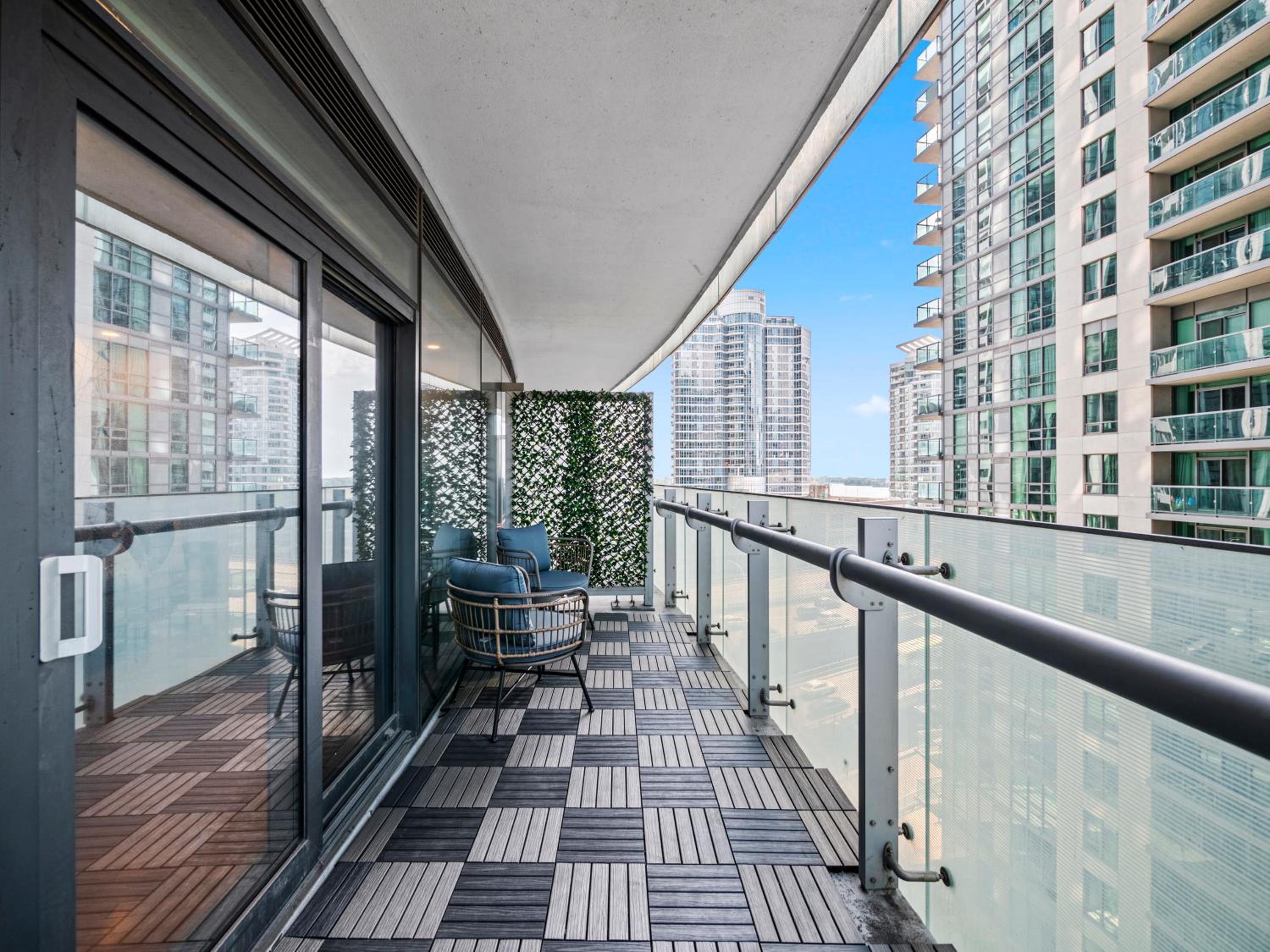 Delta Suites - In Downtown Toronto, Opposite Scotiabank Arena, CN Tower, Rogers Centre & MTCC