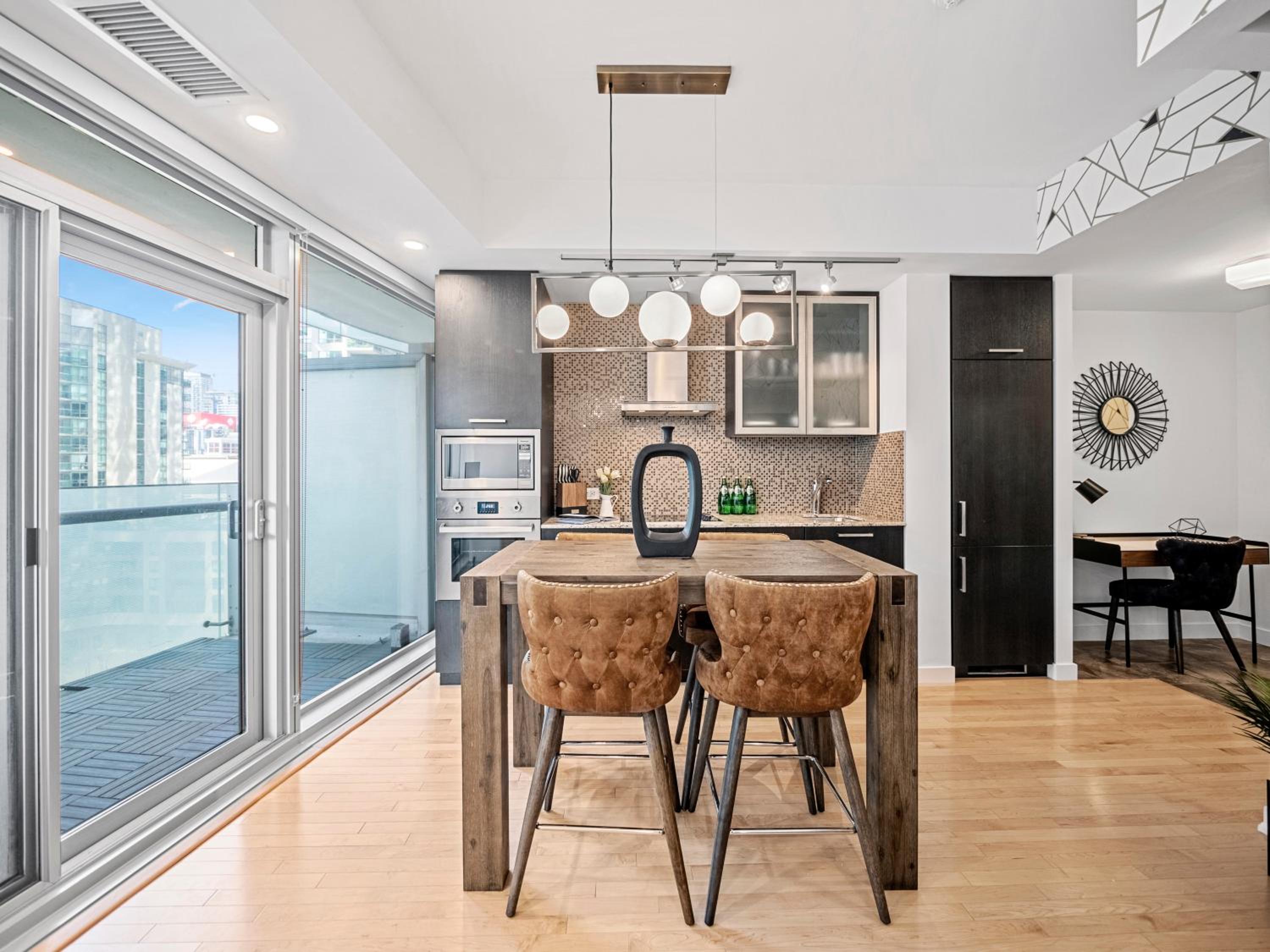 Delta Suites - In Downtown Toronto, Opposite Scotiabank Arena, CN Tower, Rogers Centre & MTCC
