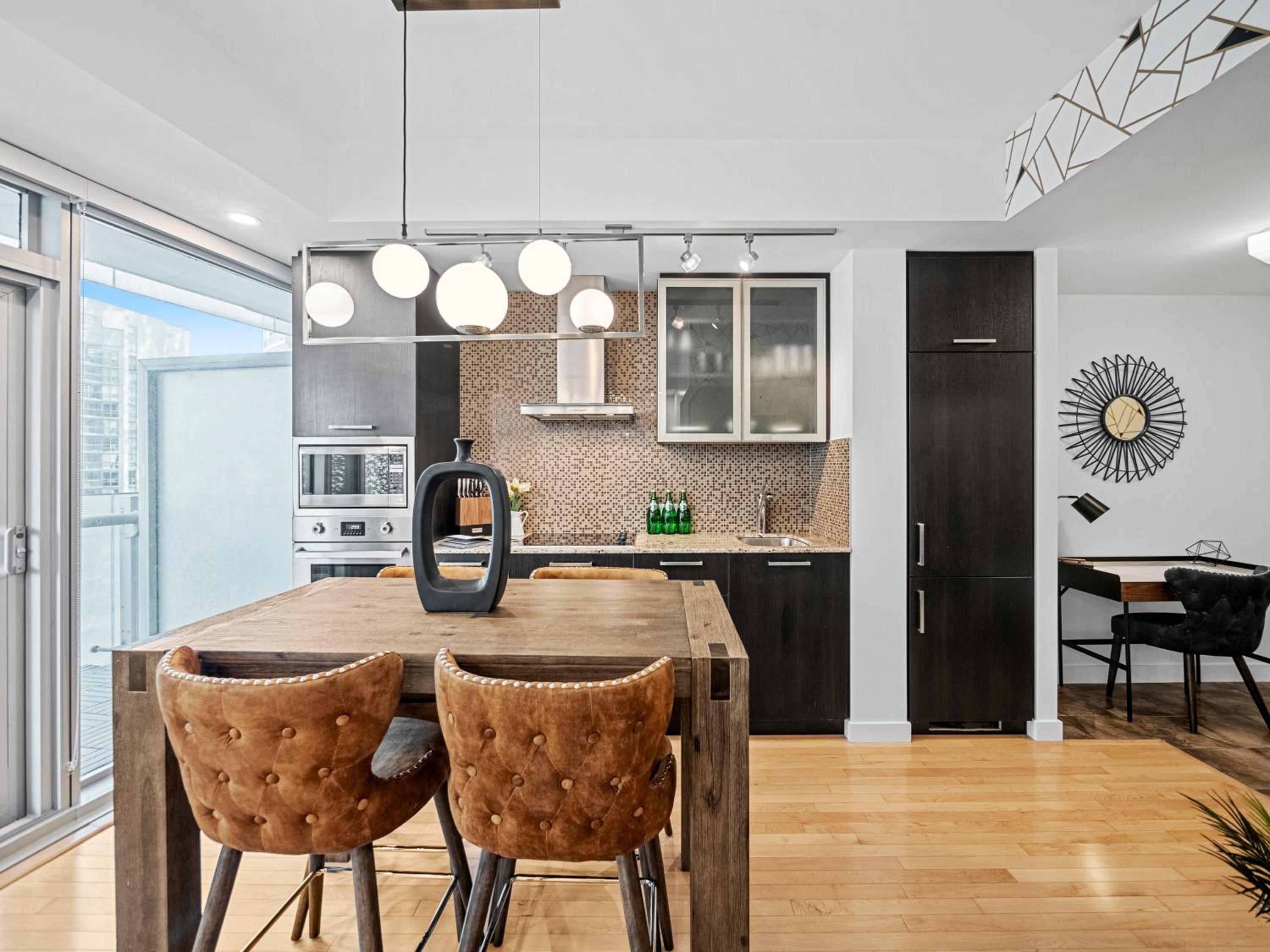 Delta Suites - In Downtown Toronto, Opposite Scotiabank Arena, CN Tower, Rogers Centre & MTCC