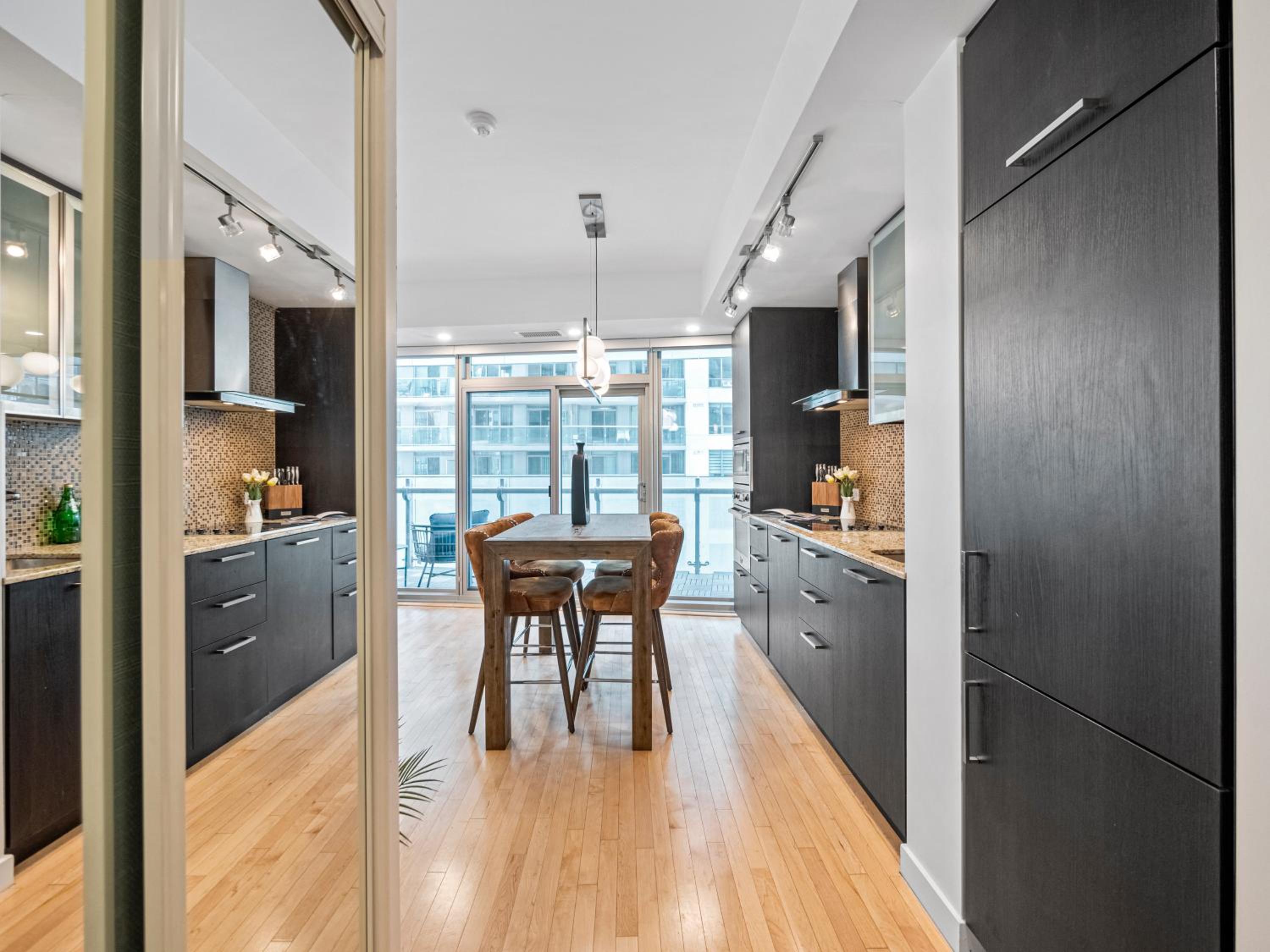 Delta Suites - In Downtown Toronto, Opposite Scotiabank Arena, CN Tower, Rogers Centre & MTCC