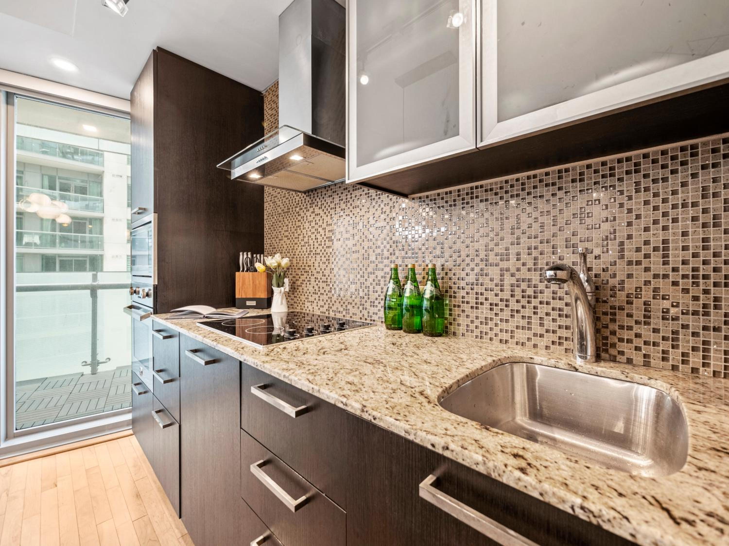 Delta Suites - In Downtown Toronto, Opposite Scotiabank Arena, CN Tower, Rogers Centre & MTCC
