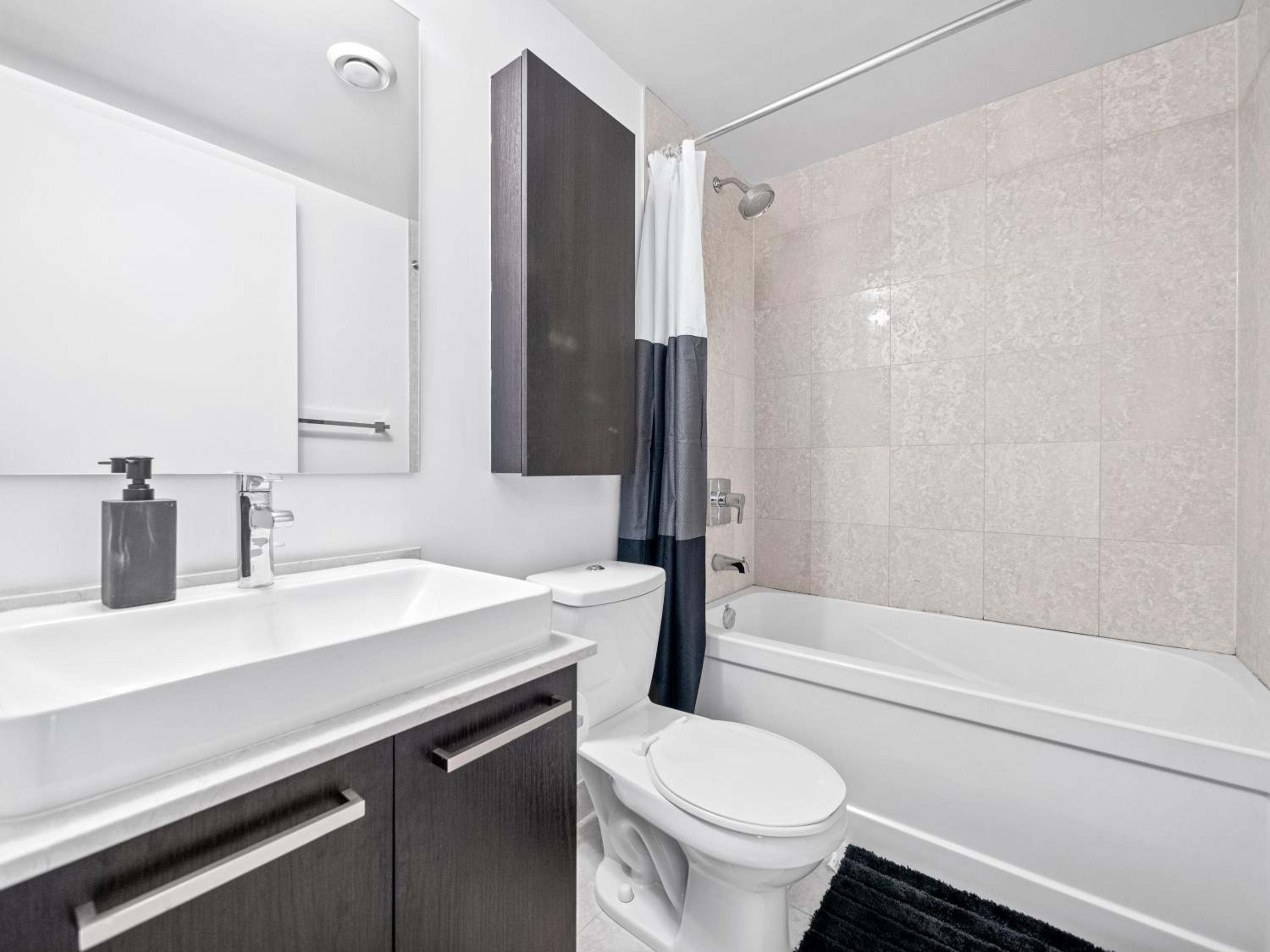 Delta Suites - In Downtown Toronto, Opposite Scotiabank Arena, CN Tower, Rogers Centre & MTCC