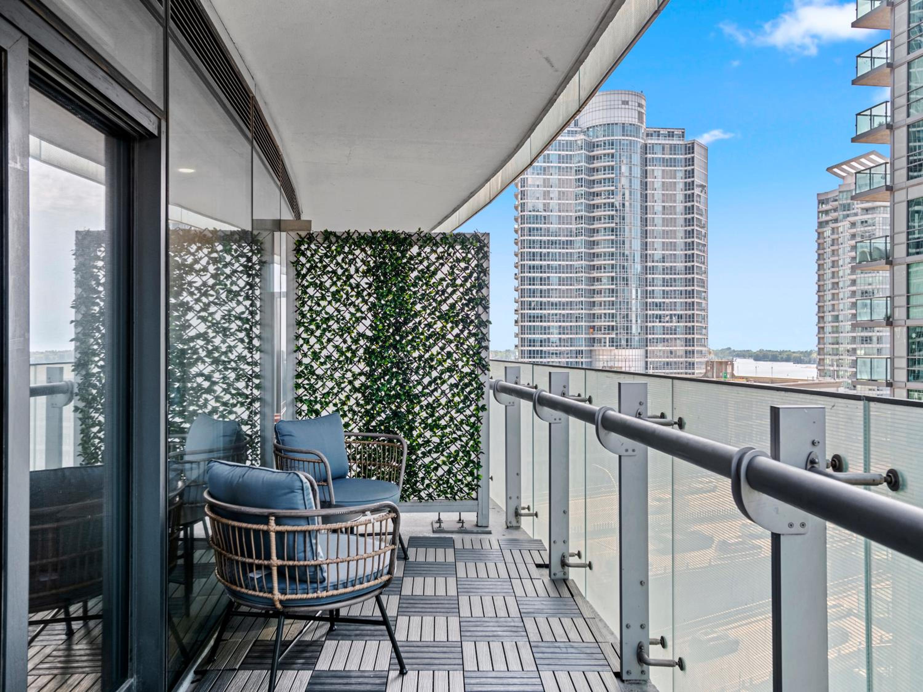 Delta Suites - In Downtown Toronto, Opposite Scotiabank Arena, CN Tower, Rogers Centre & MTCC