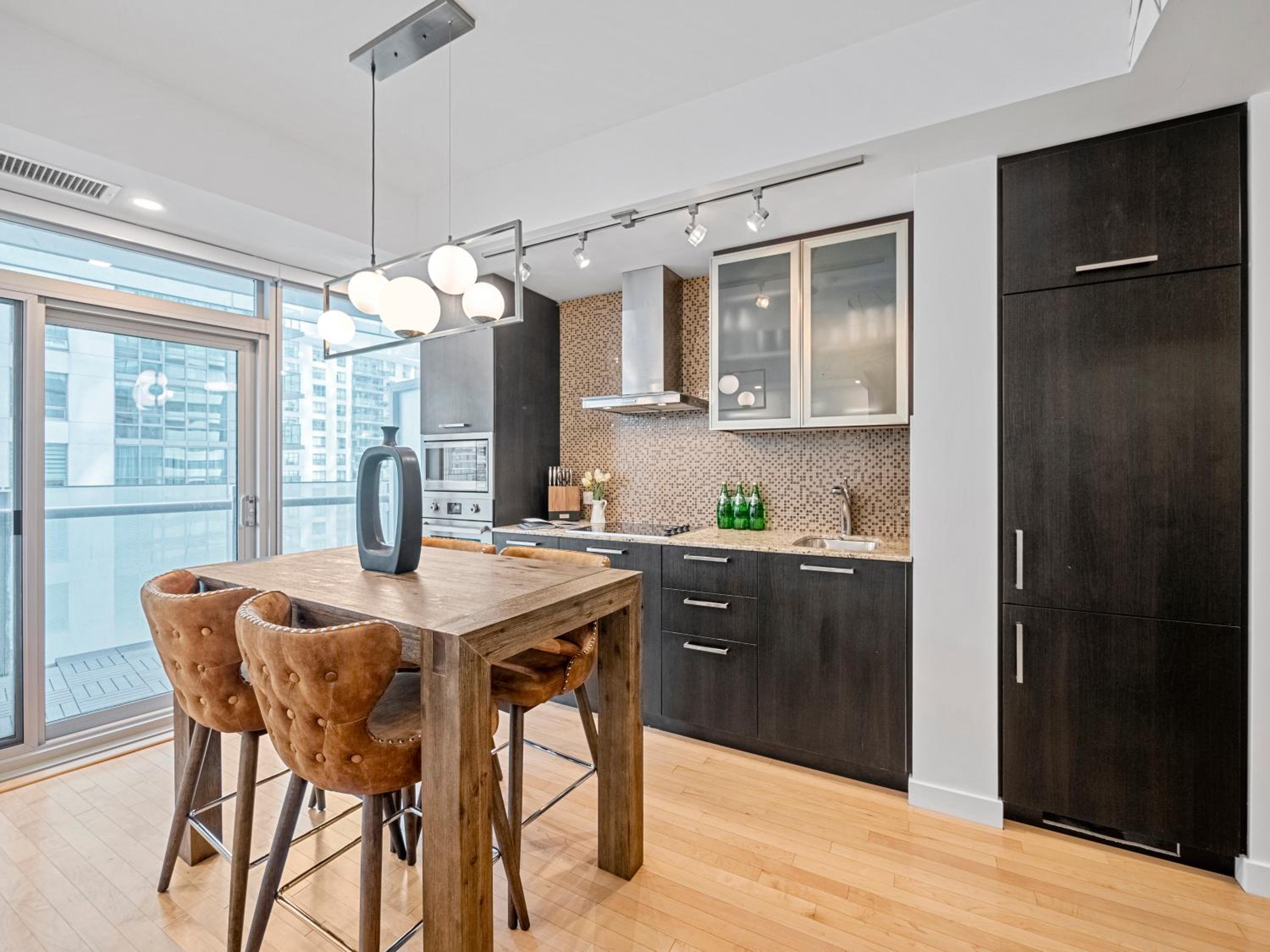 Delta Suites - In Downtown Toronto, Opposite Scotiabank Arena, CN Tower, Rogers Centre & MTCC