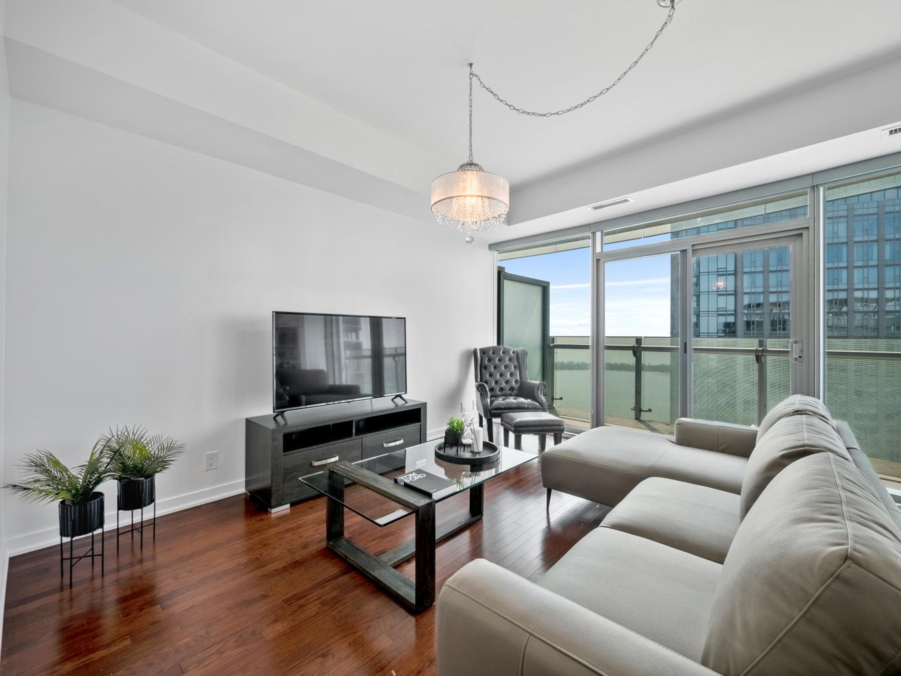 Delta Suites - In Downtown Toronto, Opposite Scotiabank Arena, CN Tower, Rogers Centre & MTCC