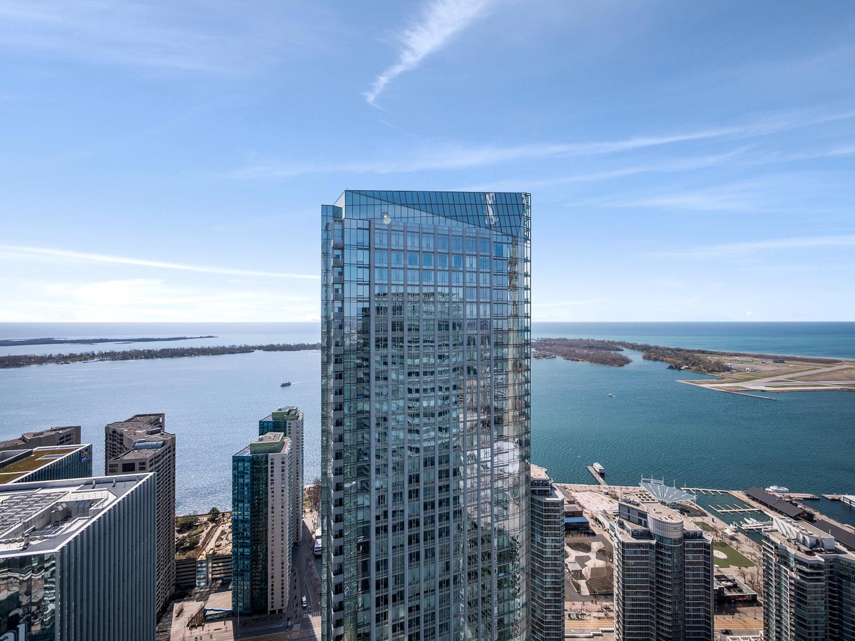 Delta Suites - In Downtown Toronto, Opposite Scotiabank Arena, CN Tower, Rogers Centre & MTCC