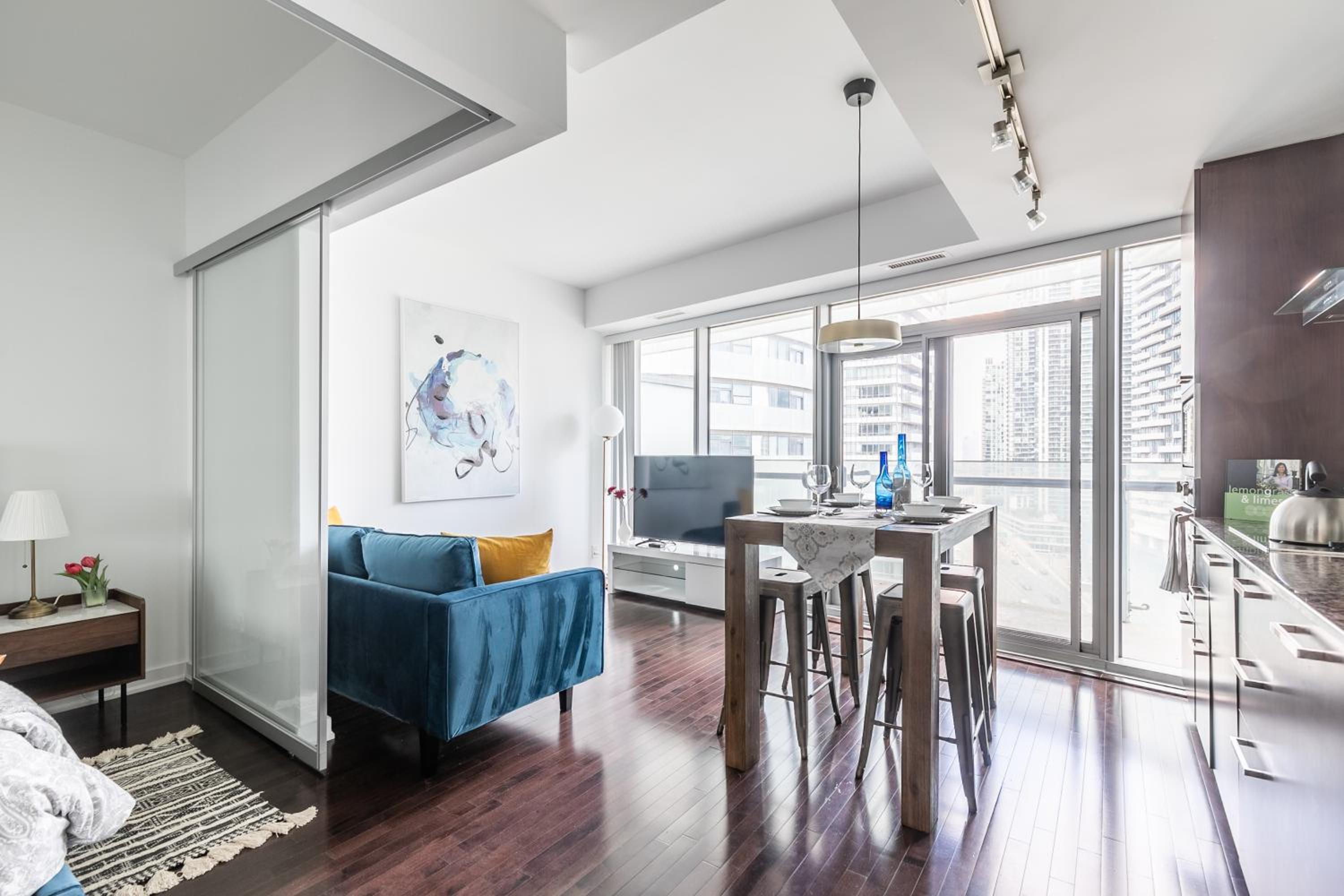 Delta Suites - In Downtown Toronto, Opposite Scotiabank Arena, CN Tower, Rogers Centre & MTCC
