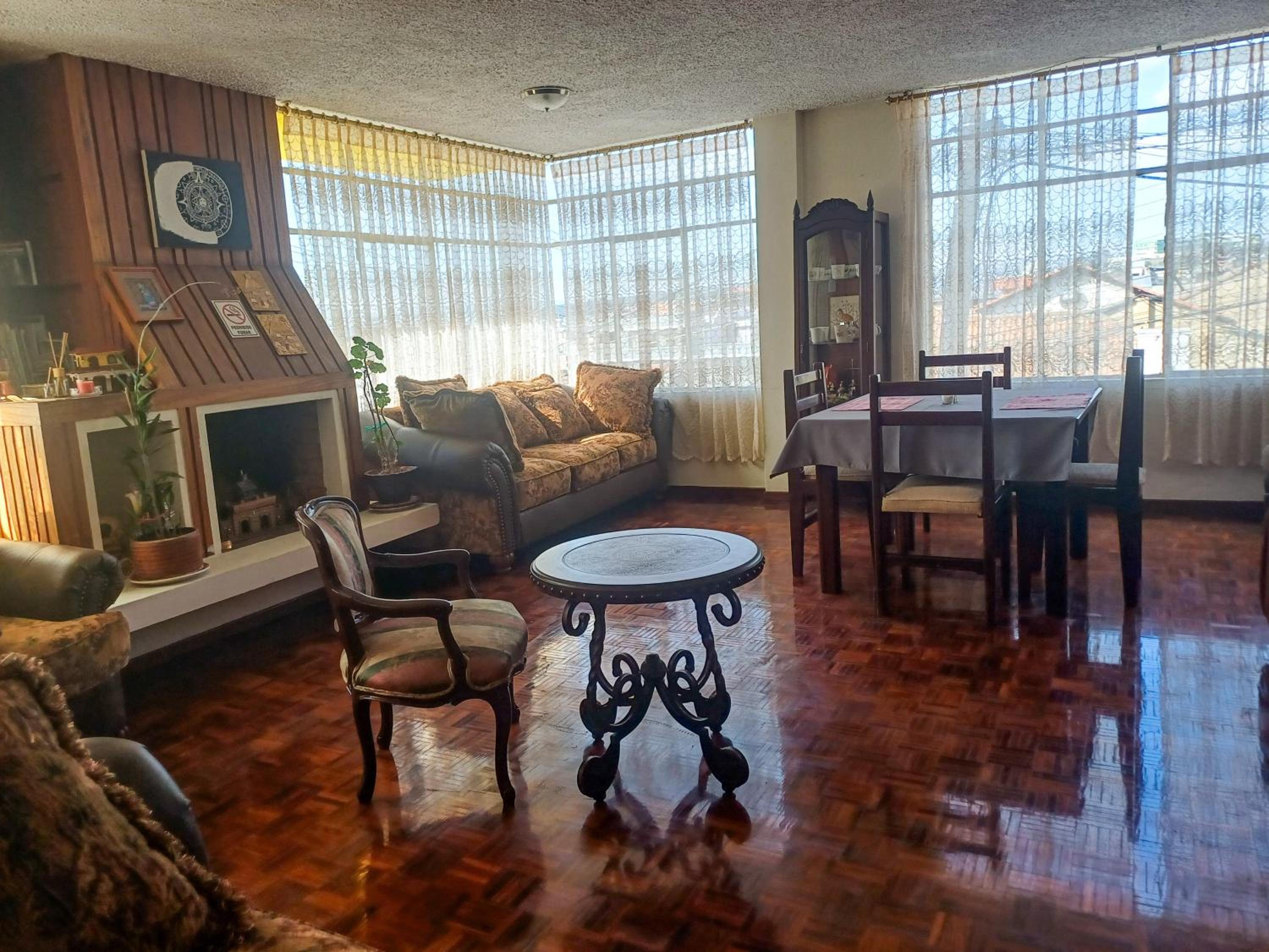 The Quito Guest House with Yellow Balconies for Travellers
