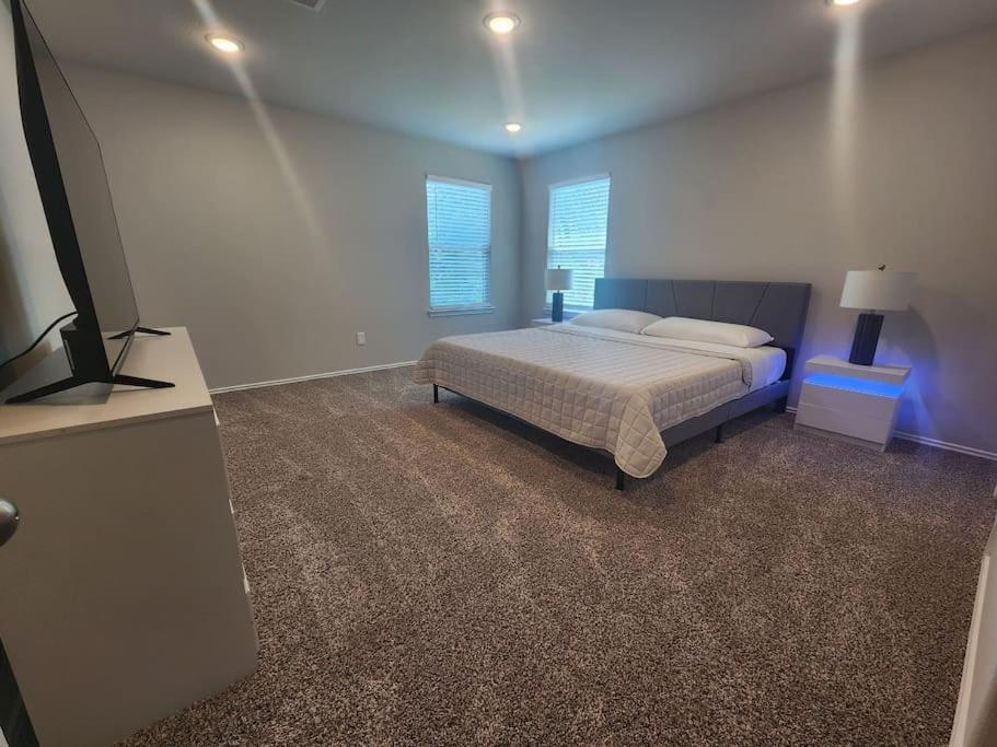 Spacious Retreat 5 Min from Lake Conroe view 3