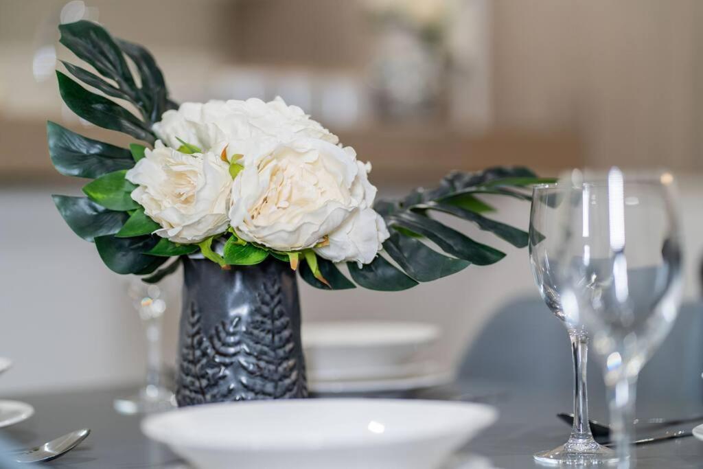 Luxurious 2BR2BA Resort-Style Retreat In Hamilton