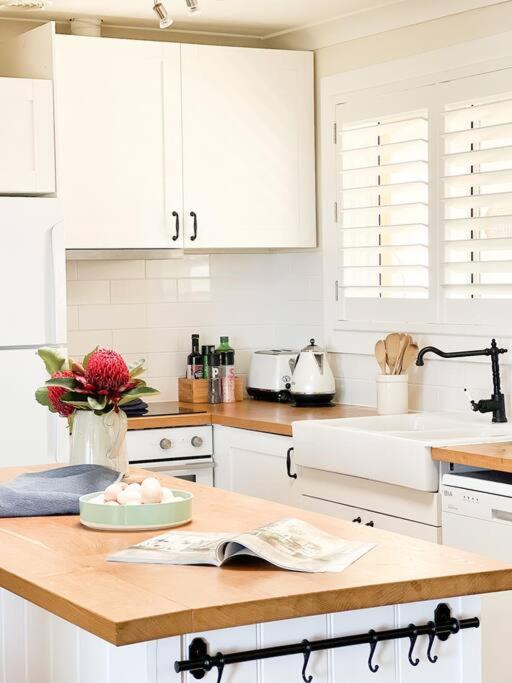 Amanzi Beach House - just 10m to Collingwood Beach!