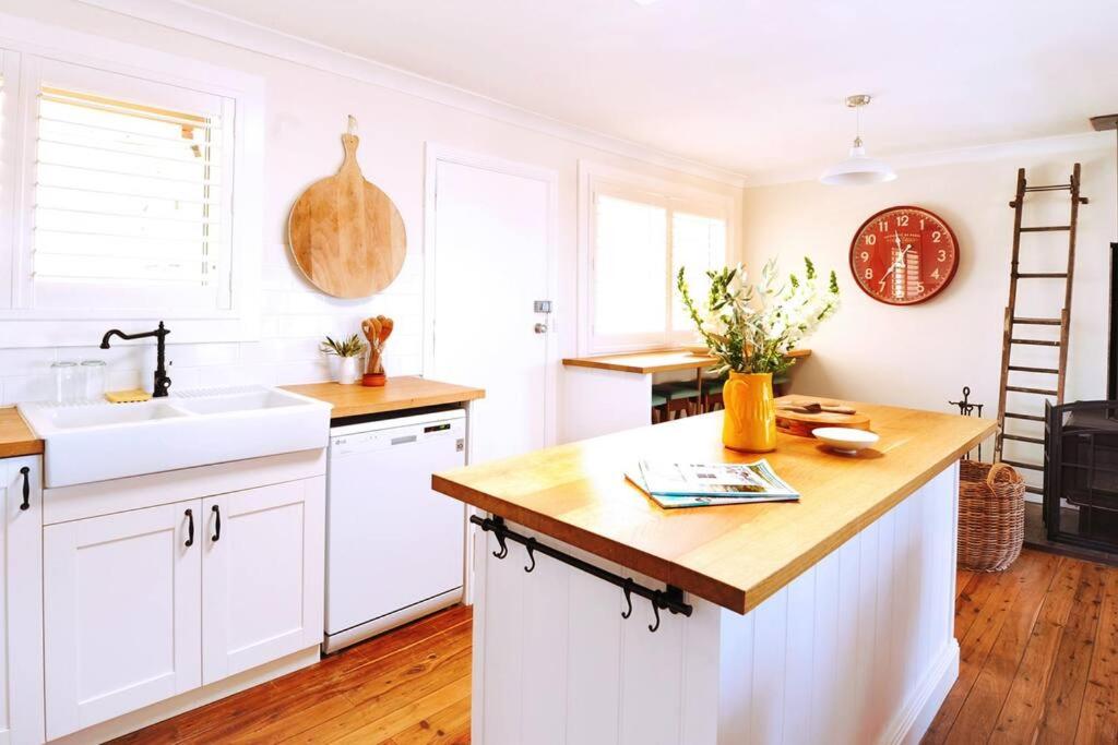 Amanzi Beach House - just 10m to Collingwood Beach!
