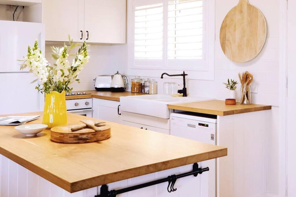 Amanzi Beach House - just 10m to Collingwood Beach!