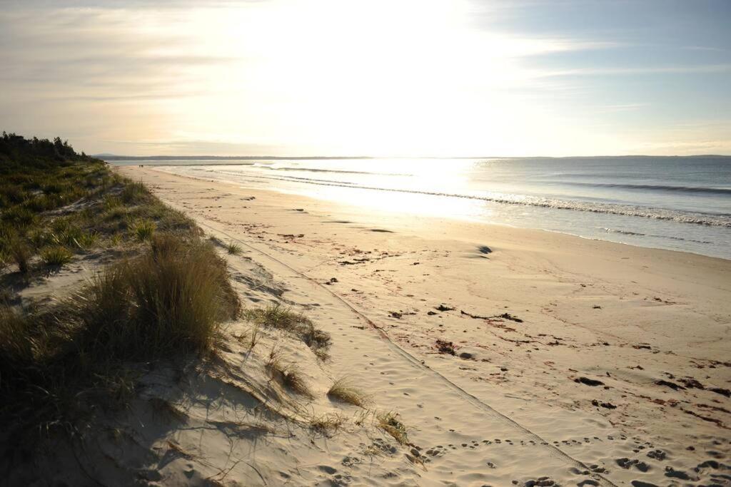 Amanzi Beach House - just 10m to Collingwood Beach!