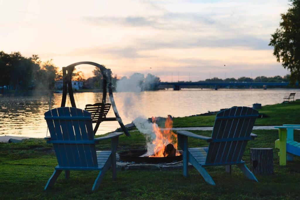 Eclectic Riverside Home 3 Season Room Large Deck view 5