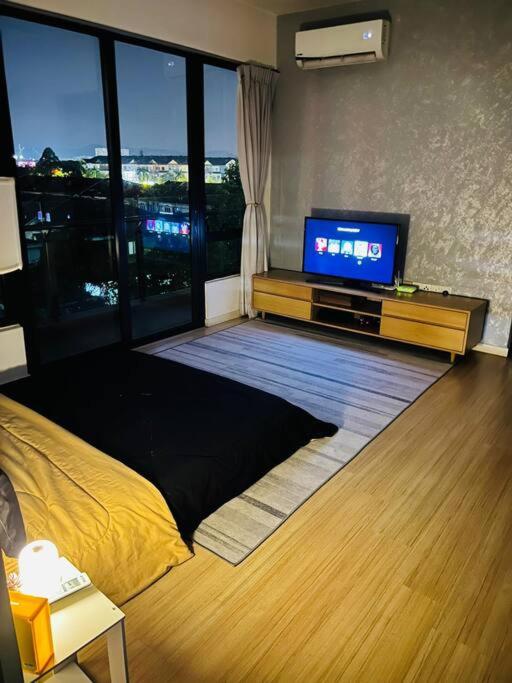 Huge City View balcony - Netflix photo 3
