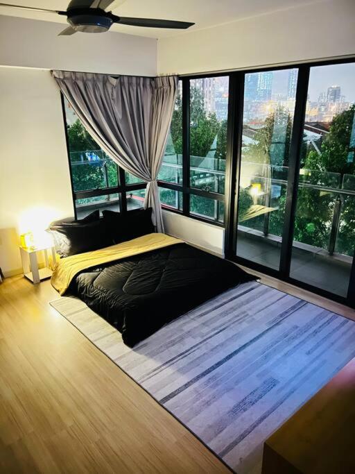 Huge City View balcony - Netflix photo 5